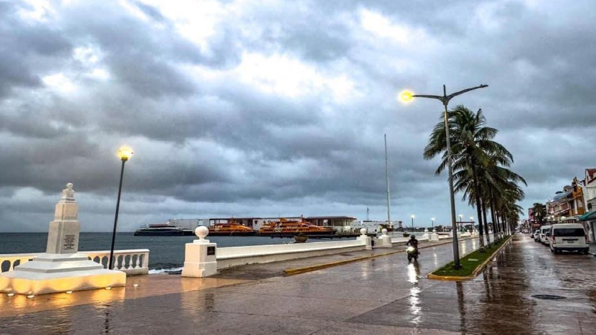 Ante la llegada de la tormenta tropical Nadine, se presentan fuertes vientos y lluvias en Quintana Roo (Info Quintana Roo/Facebook)