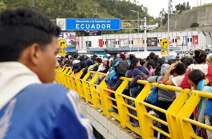 Miles de migrantes venezolanos ingresan a Ecuador por la frontera norte del país. Muchos de ellos realizaron el trayecto desde Venezuela a pie. (REUTERS/Daniel Tapia)