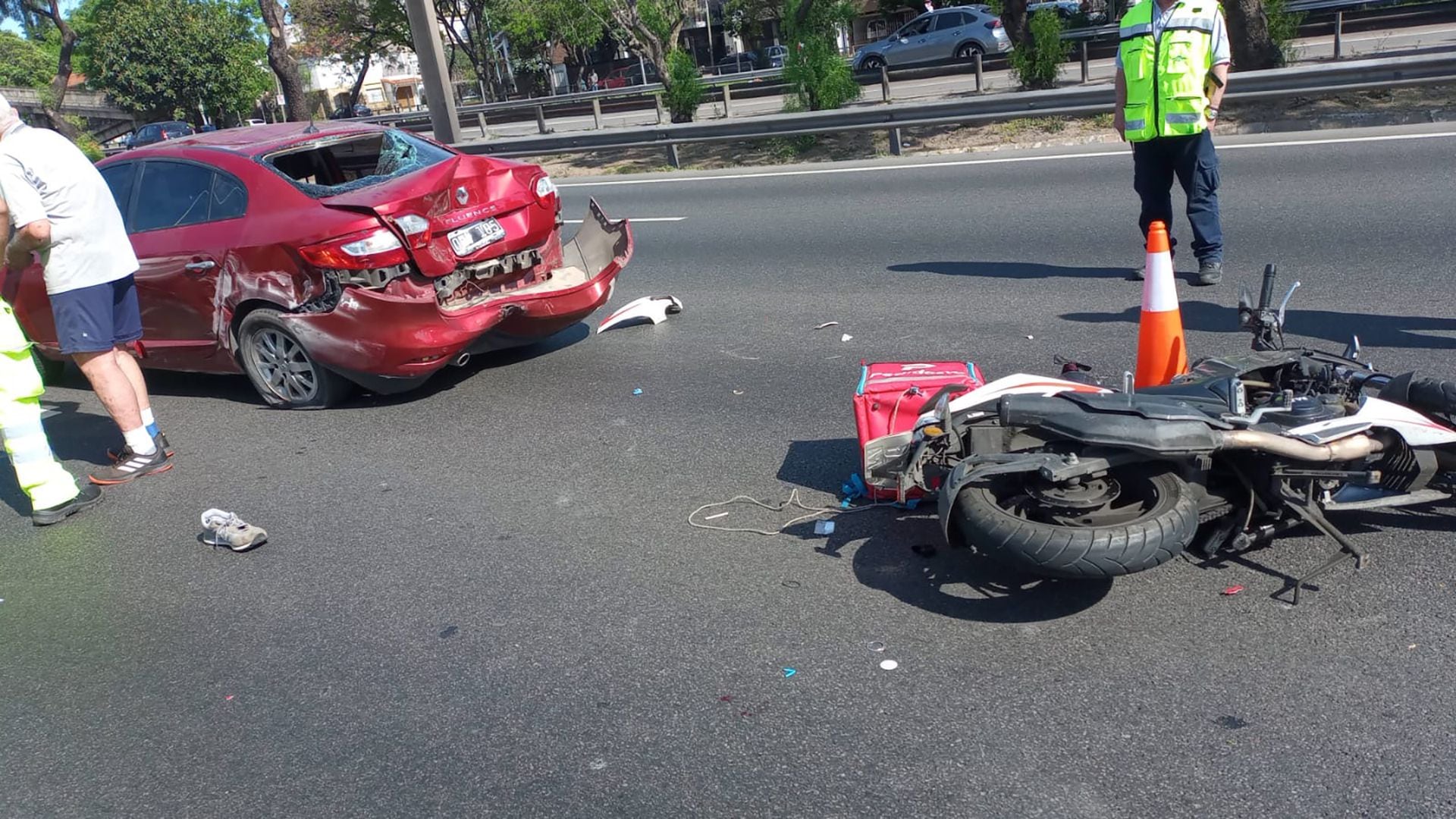 Así quedaron el Renault Fluence bordó y la moto tras el choque