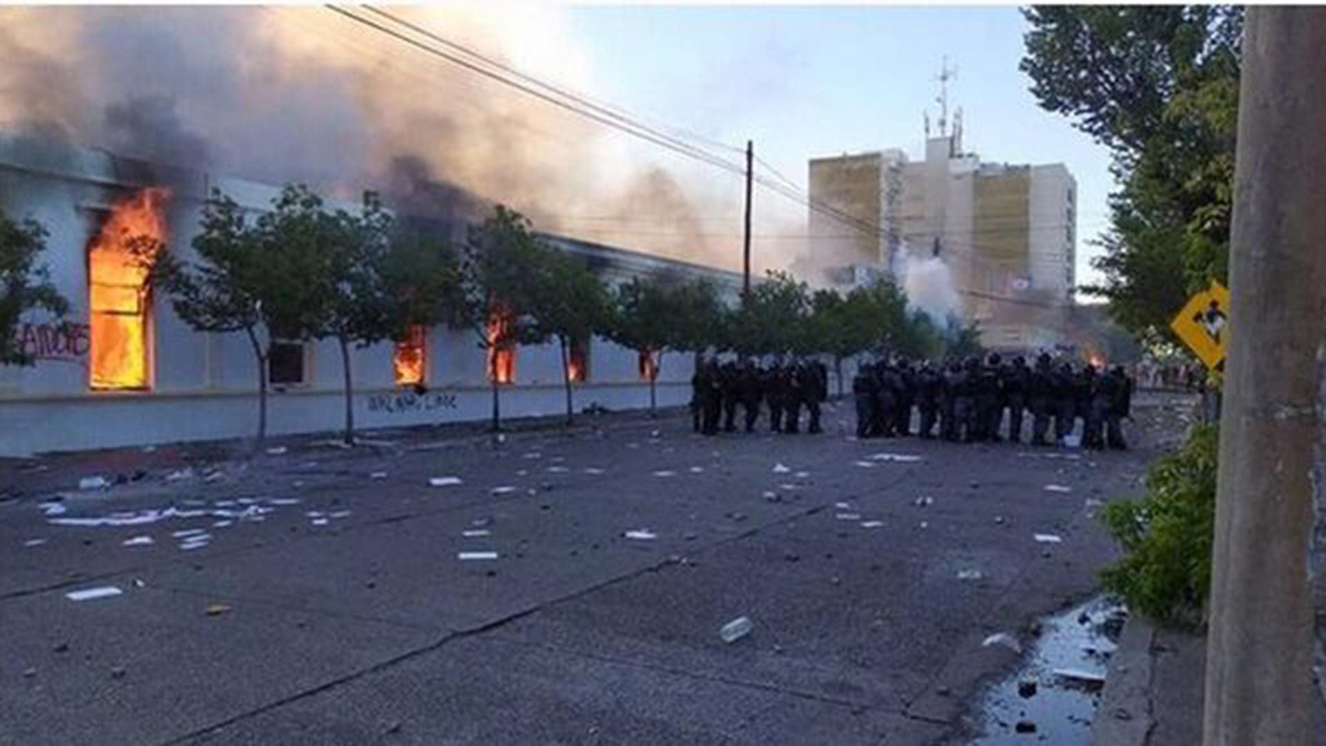 Las imágenes de la Legislatura de Chubut incendiada en medio de una protesta contra la megaminería metalífera a cielo abierto