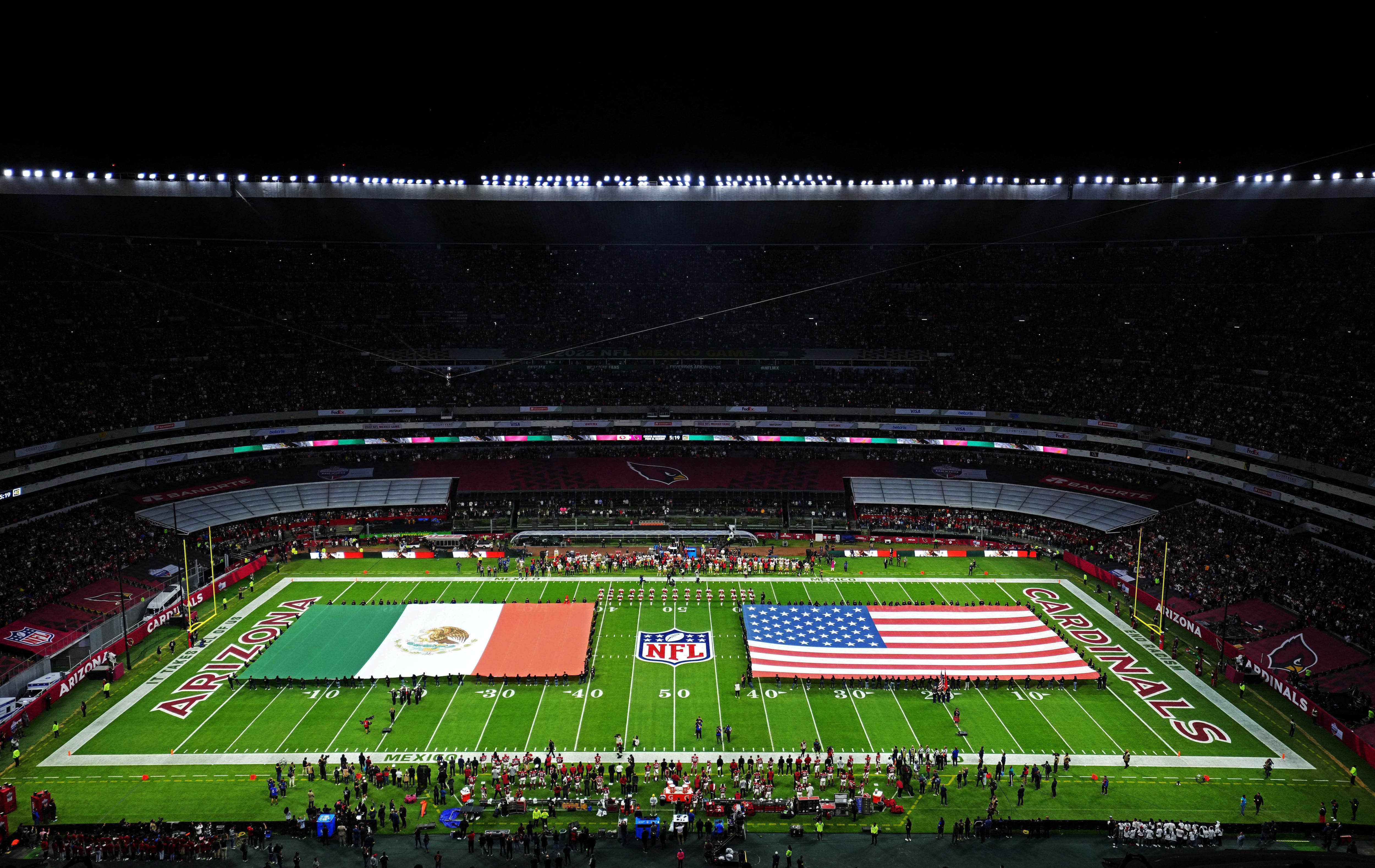 Grupo Firme fue abucheado en el partido de la NFL en el Azteca