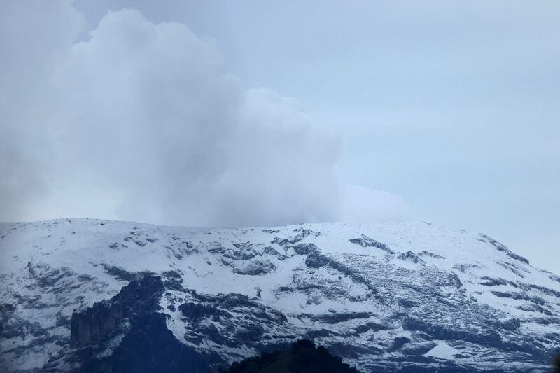 Foto de archivo. Vapor y gases se elevan desde el cráter del volcán Nevado del Ruiz, en una toma desde Murillo, en el departamento del Tolima, Colombia, 18 de abril, 2023. (Crédito: REUTERS/Luisa González)