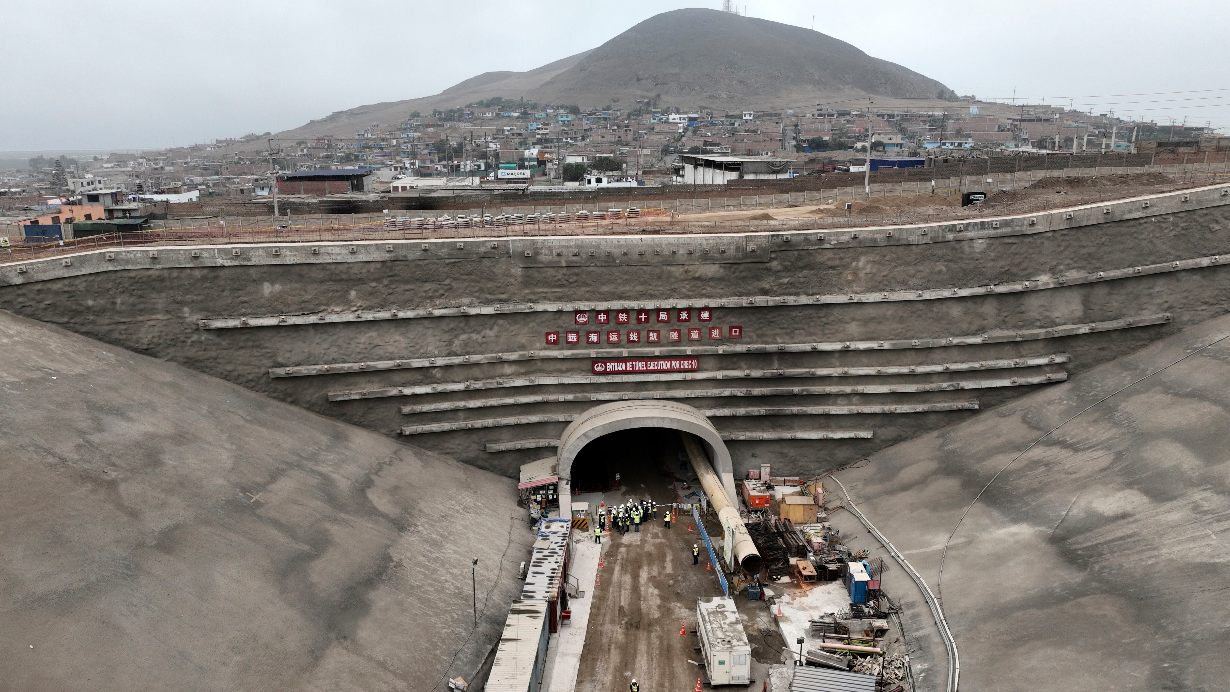 Personas trabajando en las obras del puerto multipropósito de Chancay, construido por una empresa estatal china en Chancay, Perú, el martes 22 de agosto de 2023. (AP Foto/César Barreto)