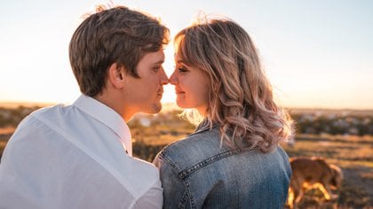 “La literatura sobre besos sugiere que los hombres y las mujeres piensan en besar de manera diferente" (Shutterstock)