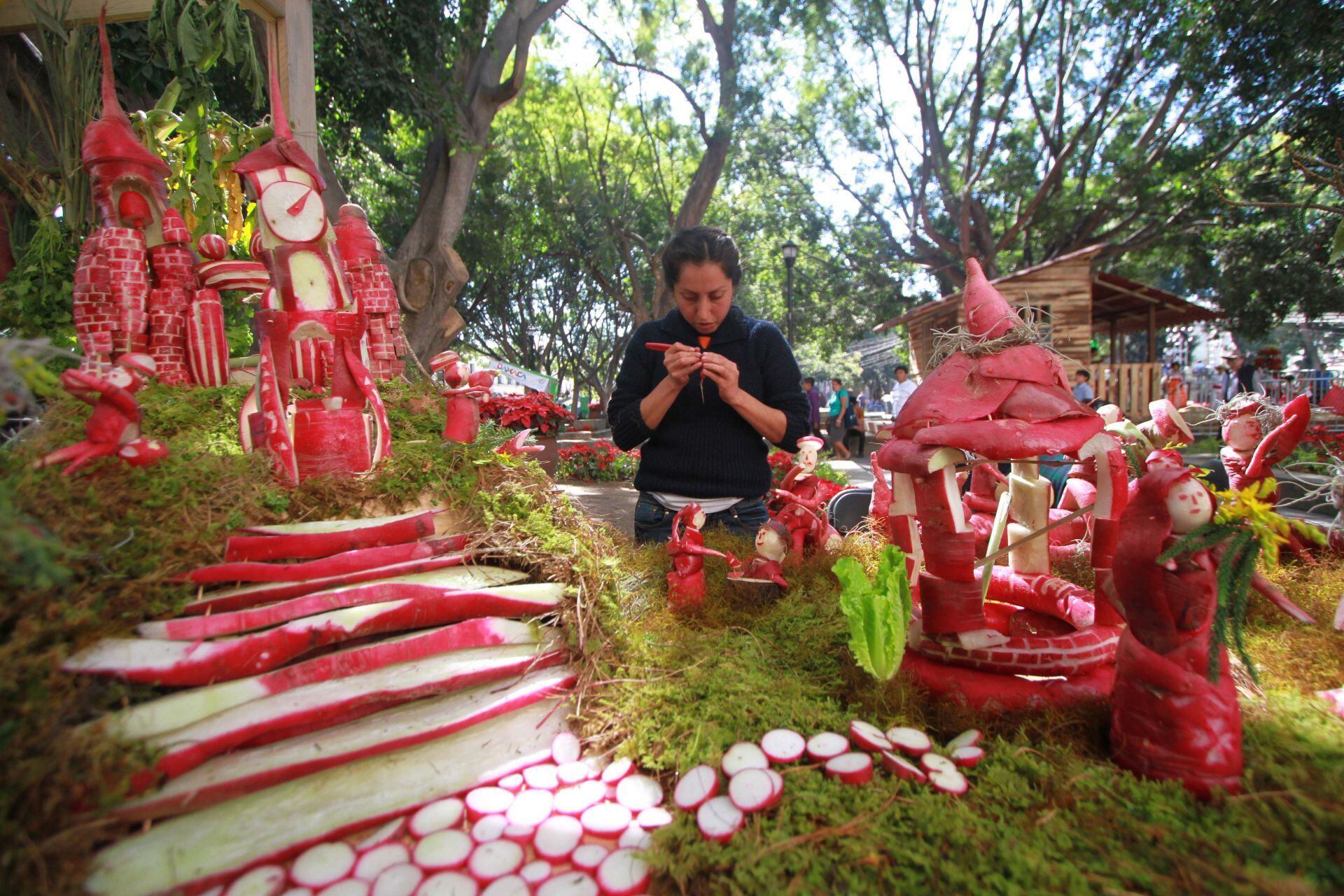 Artistas oaxaqueños transforman rábanos en esculturas navideñas en histórica ocasión