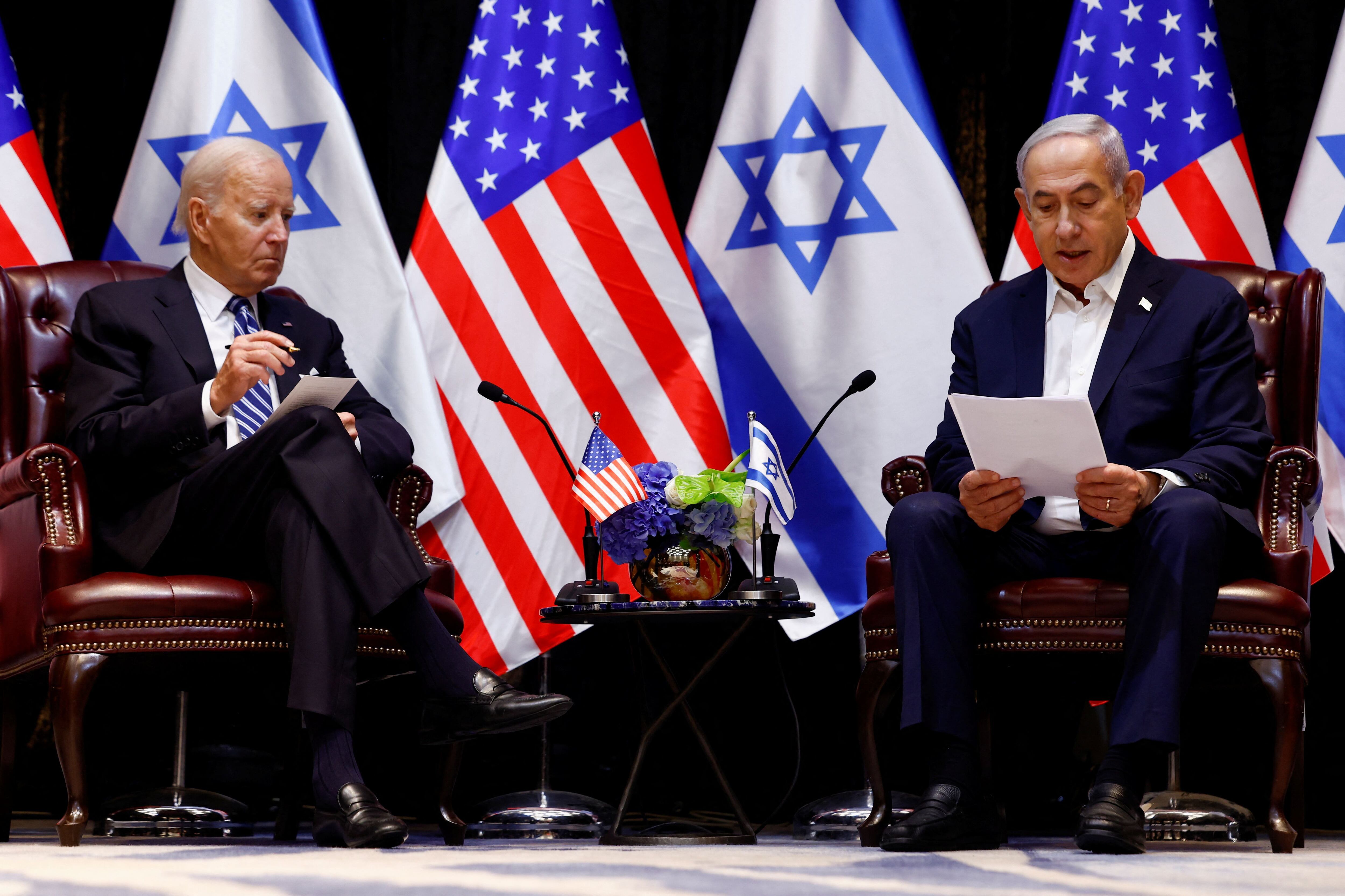 El presidente estadounidense, Joe Biden, se reúne con el primer ministro israelí, Benjamin Netanyahu, y el gabinete de guerra israelí, durante su visita a Israel en medio del actual conflicto entre Israel y Hamás, en Tel Aviv, Israel, 18 de octubre de 2023. REUTERS/Evelyn Hockstein