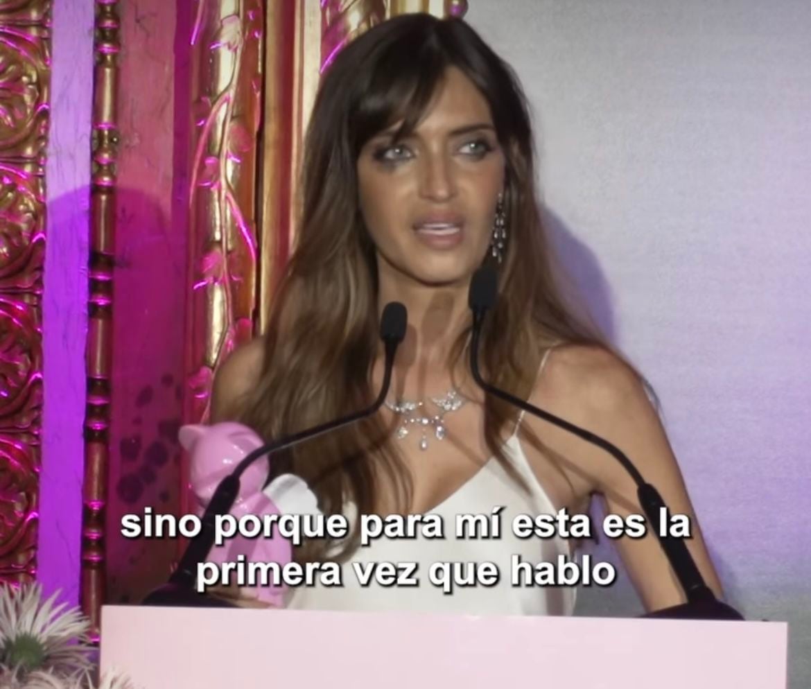 Sara Carbonero durante su discurso en la gala ELLE Cancer Ball (Instagram/ @elle_spain)