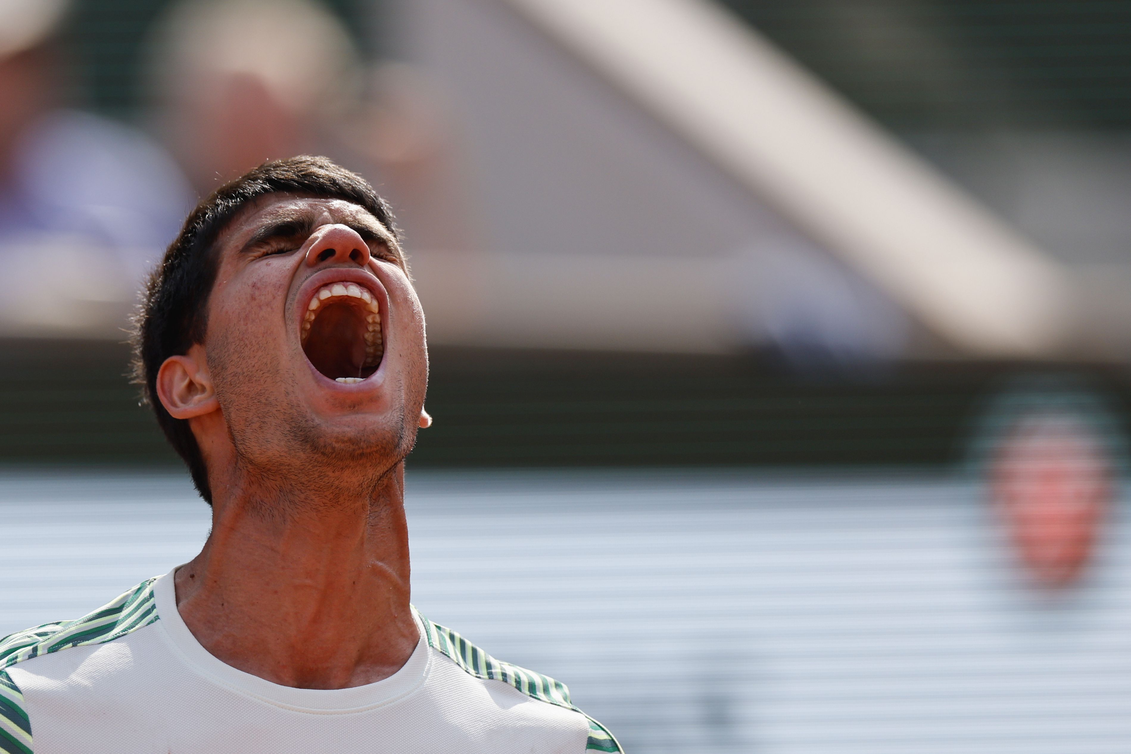 Alcaraz se lamenta en las semifinales de Roland Garros (AP Foto/Jean-Francois Badias)