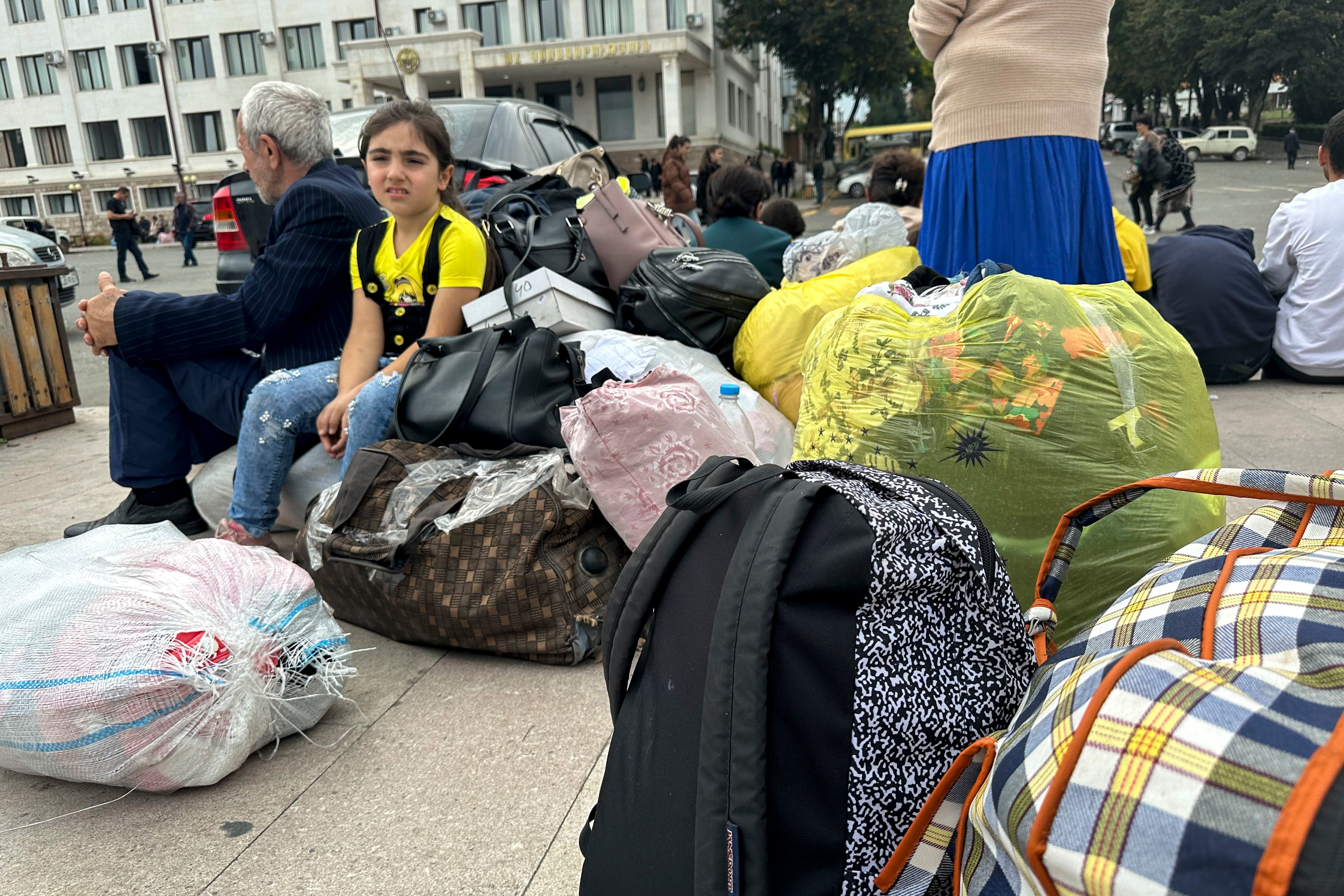 Armenios aguardan con la esperanza de salir de la región de Nagorno Karabaj rumbo a Armenia el lunes 25 de septiembre de 2023 en el centro de Stepanakert, Nagorno Karabaj (AP Foto/Ani Abaghyan)