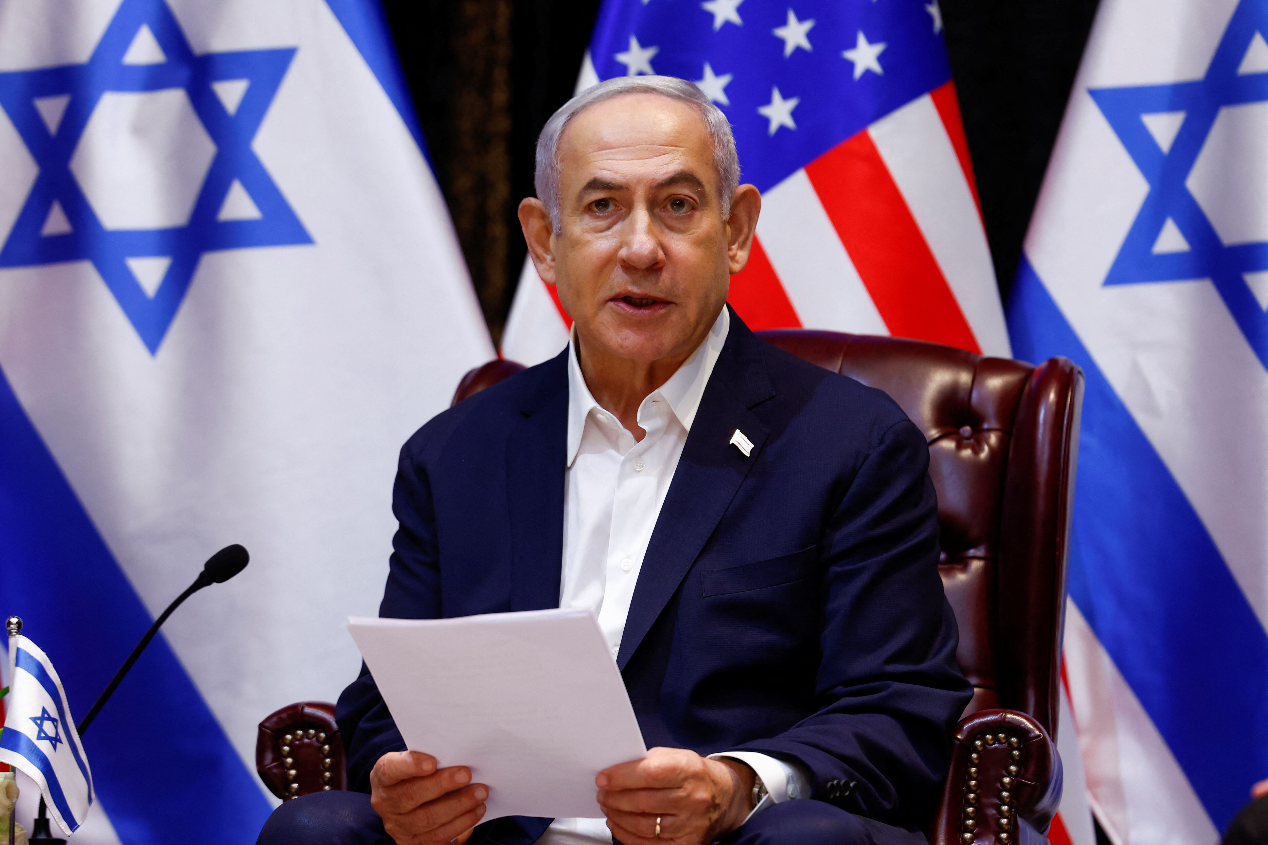 El primer ministro israelí, Benjamin Netanyahu, asiste a una reunión con el presidente estadounidense, Joe Biden, y el gabinete de guerra israelí, en Tel Aviv, Israel, 18 de octubre de 2023. REUTERS/Evelyn Hockstein