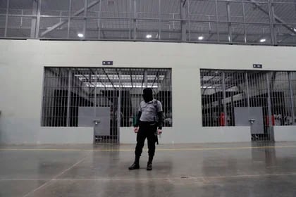 Un guardia vigila, del Centro de Confinamiento para el Terrorismo (Cecot), en Tecoluca (El Salvador), en una fotografía de archivo. EFE/Rodrigo Sura
