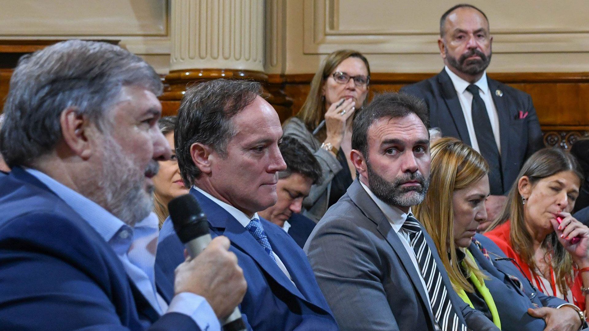 Atauche observa al senador peronista de Formosa, José Mayans, en una reunión del Senado