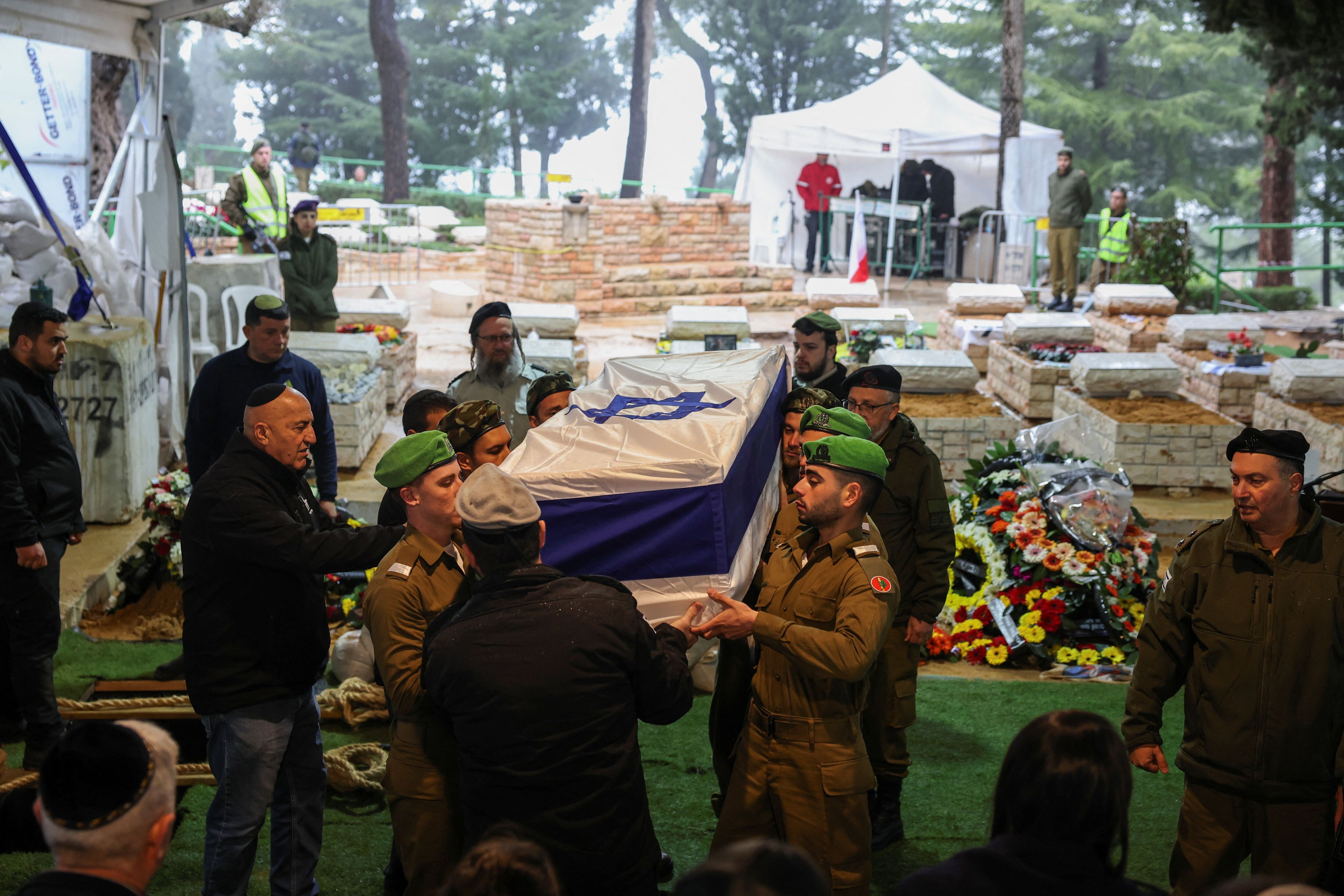 Soldados israelíes llevan el ataúd del reservista militar israelí sargento de primera clase Nicholas Berger, que murió en el sur de la Franja de Gaza en medio de la operación terrestre en curso del ejército israelí contra el grupo terrorista palestino Hamas, en su funeral en el cementerio militar de Monte Herzl en Jerusalén, 24 de enero de 2024. REUTERS/Ronen Zvulun