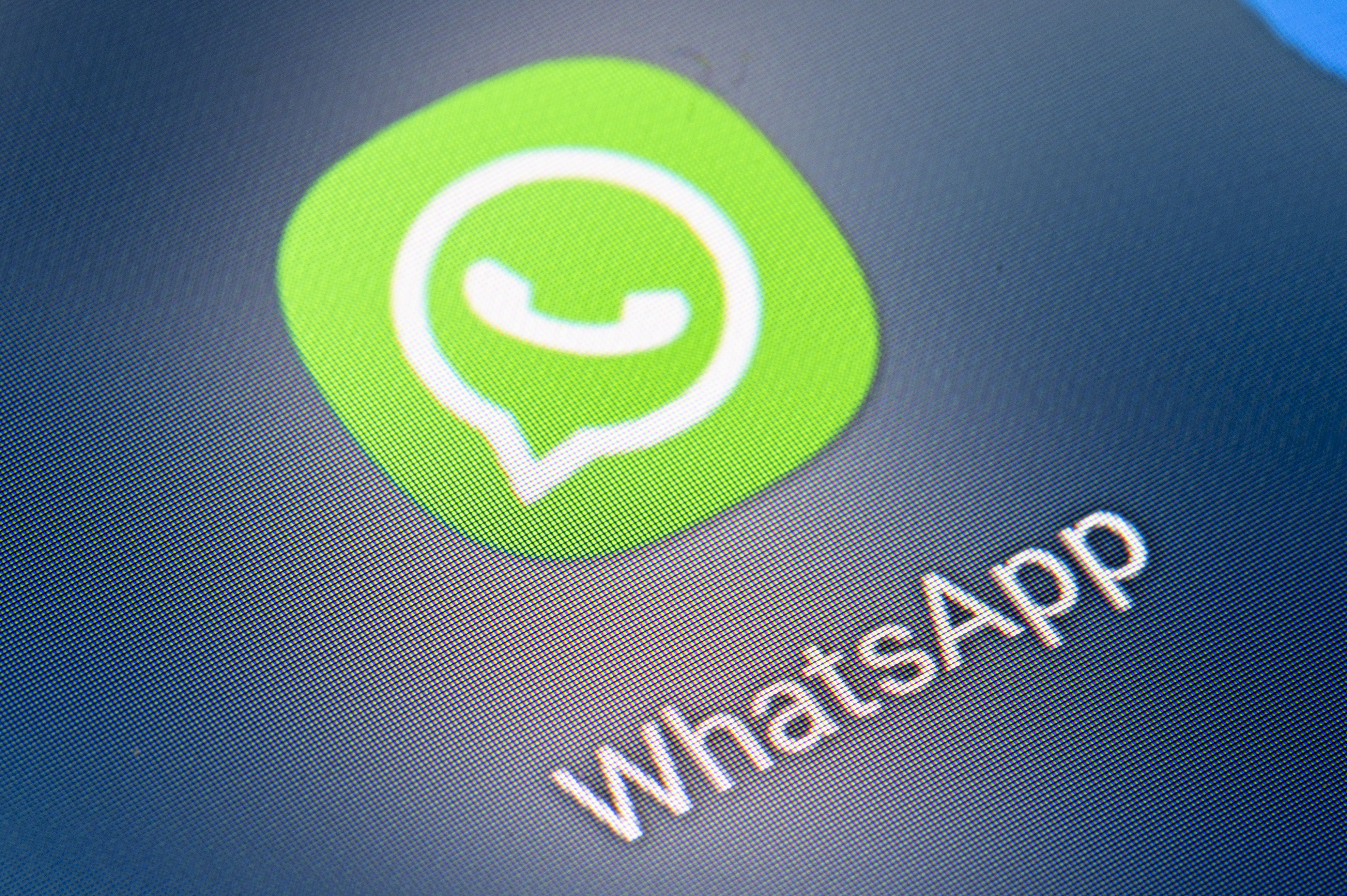 Para hacer frente a estos desafíos, es posible ajustar diversas configuraciones de privacidad en WhatsApp. (Fabian Sommer/dpa)
