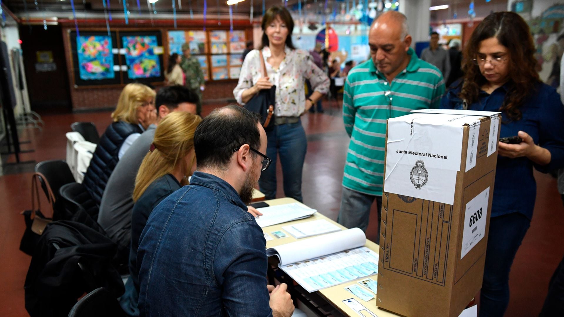 La persona mayor de 18 años y menor de 70, que no justifique por qué no emitió su voto, le corresponde una multa económica (Maximiliano Luna)