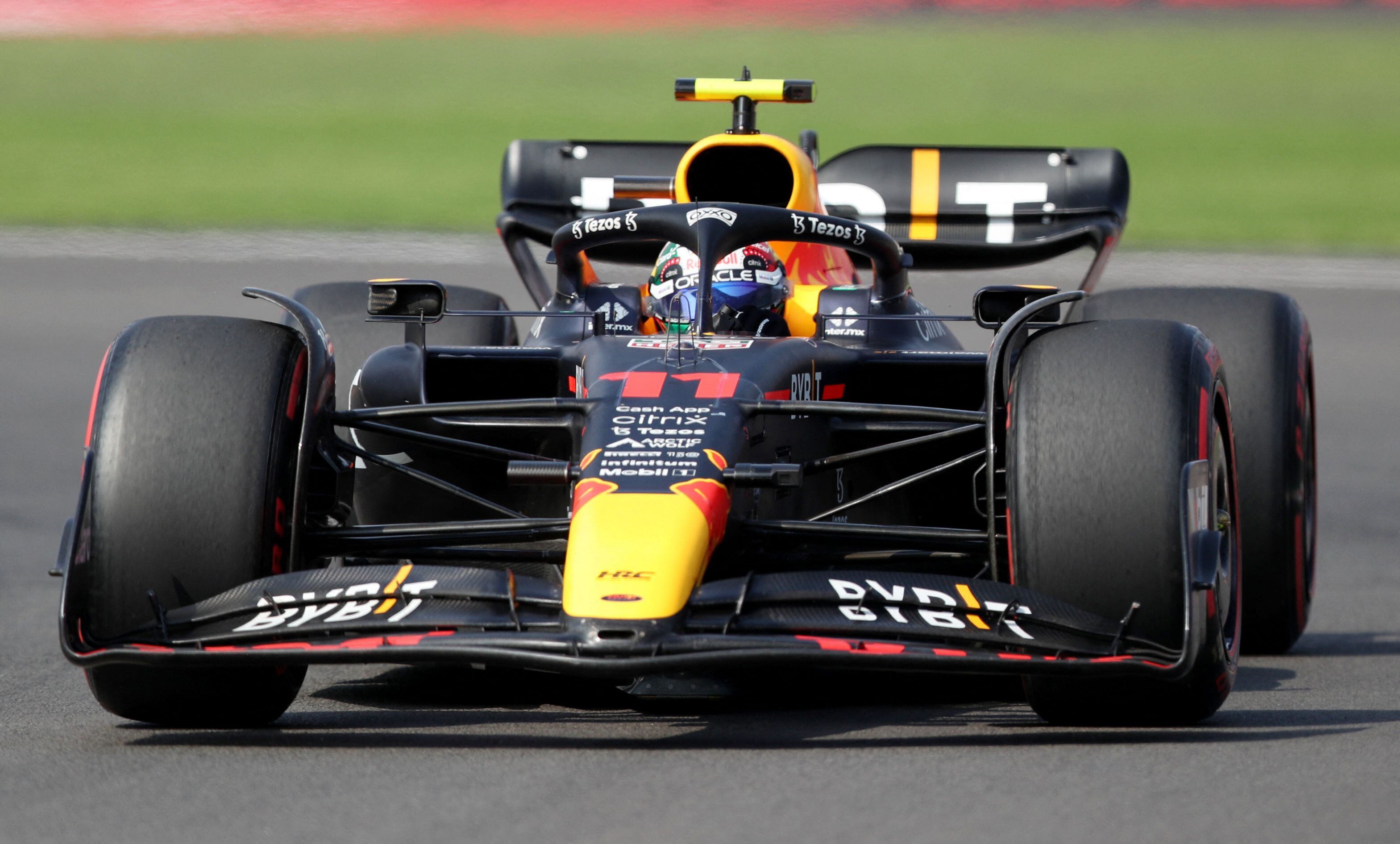 Checo Pérez ya se colocó en el tercer lugar del Gran Premio de México (Foto: REUTERS/Edgard Garrido)