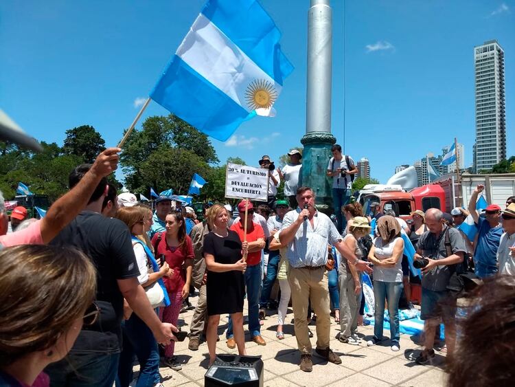 Cientos de manifestantes provenientes de distintas localidades se congregaron en el Monumento a la Bandera