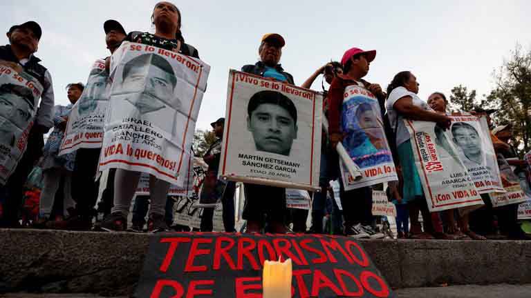 Les parents des 43 étudiants disparus d'Ayotzinapa, accompagnés d'étudiants et de membres d'organisations civiles, manifestent à Mexico (Mexique). EFE/Jose Mendez/Archives