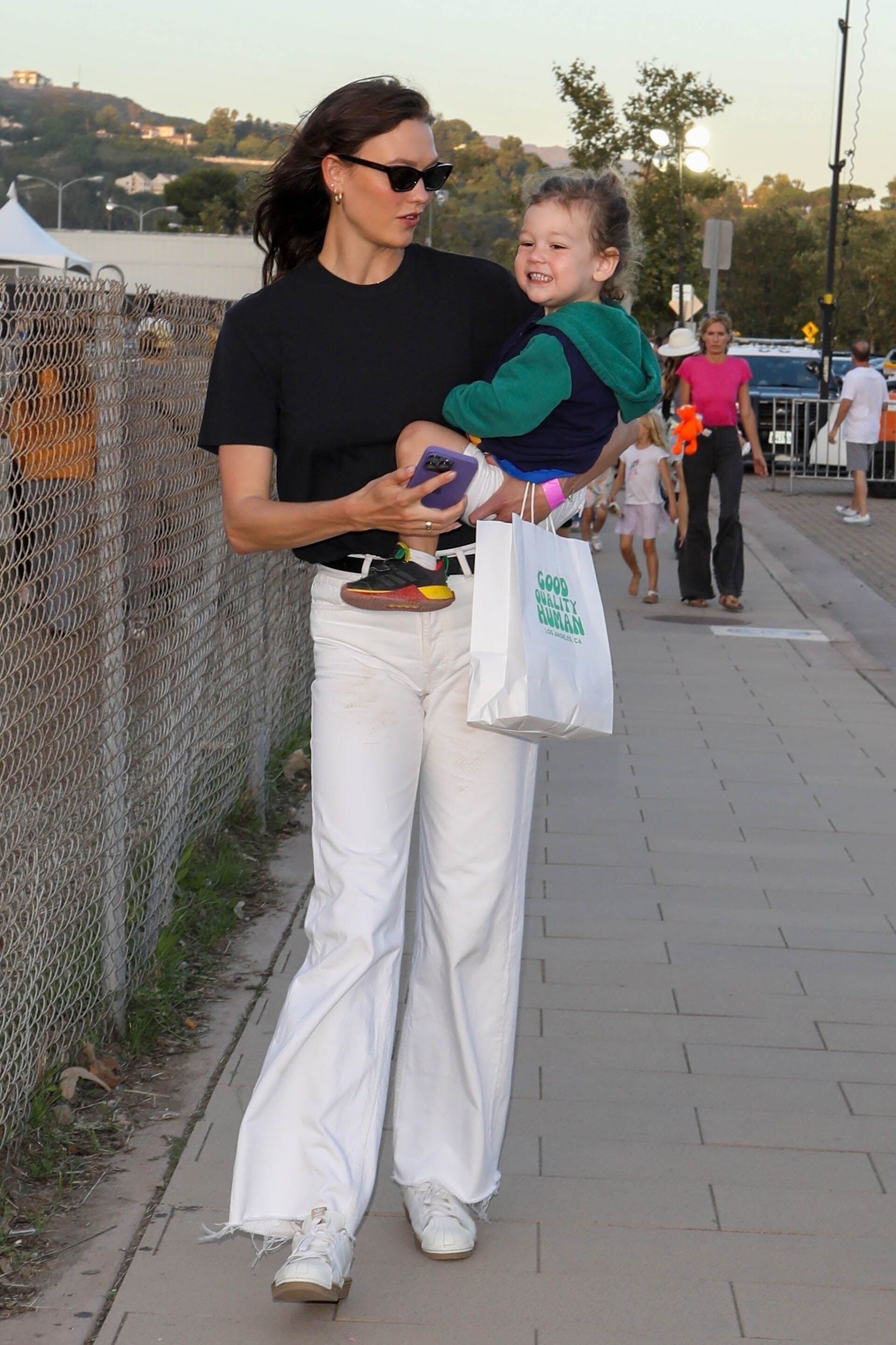 Salida familiar. Karlie Klos disfrutó de un divertido plan con su esposo Joshua Kushner y sus hijos. Fueron a comer a un exclusivo restaurante de Malibú y luego recorrieron un conocido paseo comercial al aire libre