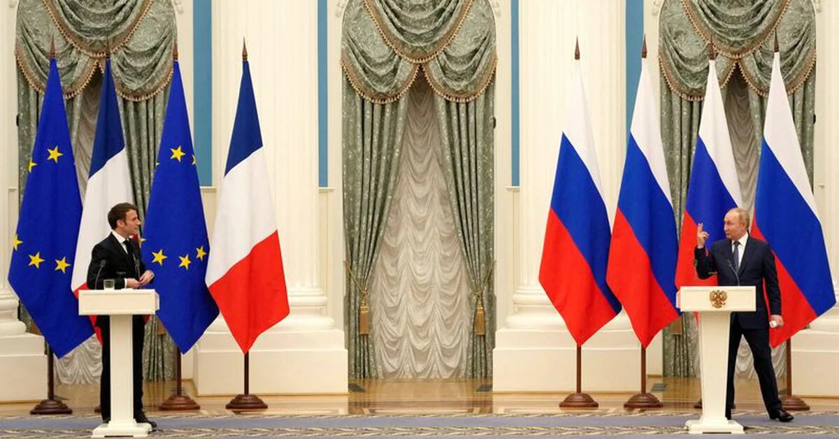 Emmanuel Macron a déclaré à Vladimir Poutine qu' »un dialogue honnête avec l’expansion militaire en Ukraine n’est pas approprié ».