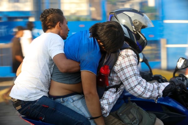 Un manifestante herido de bala es trasladado en medio de una manifestación (AP)