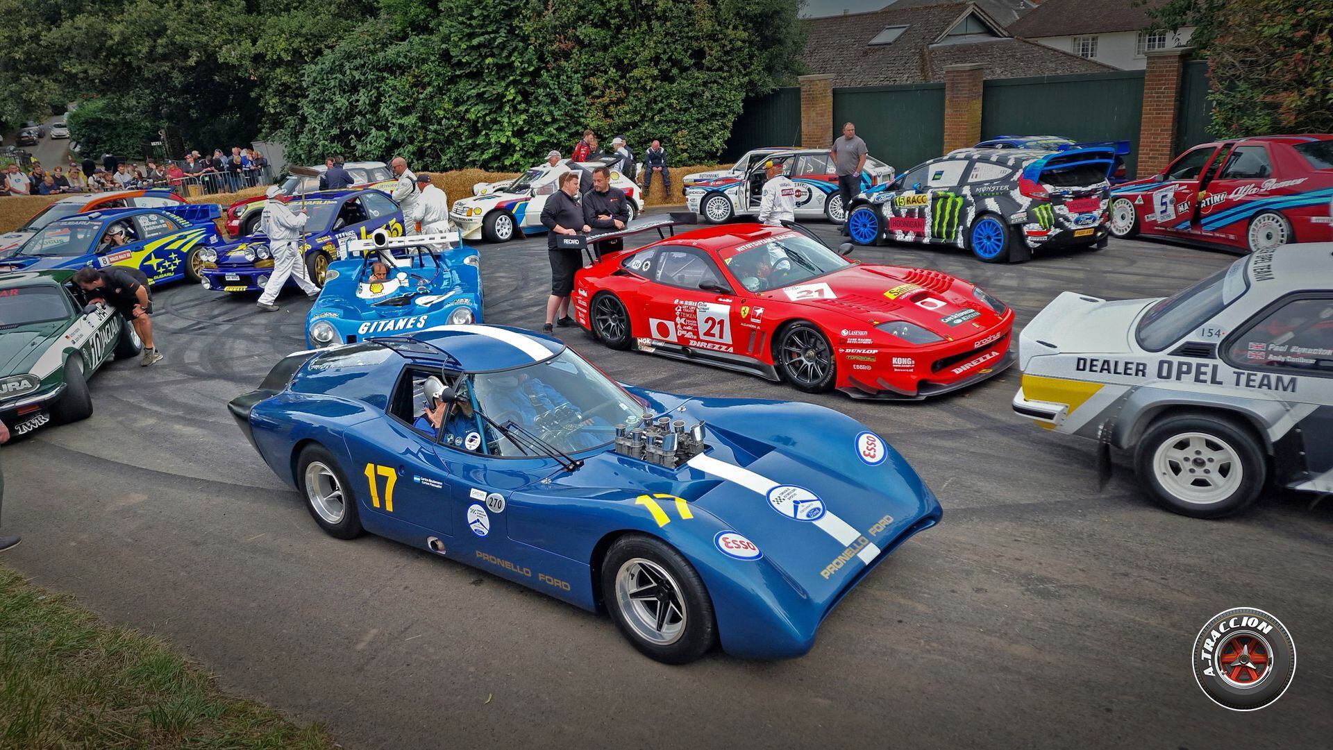 El Huayra con la cola larga, dispuesto a salir a su última trepada el domingo por la tarde en Goodwood, rodeado de autos de carrera de todos los tiempos. (Foto: Gabriel de Meurville @a_traccion)