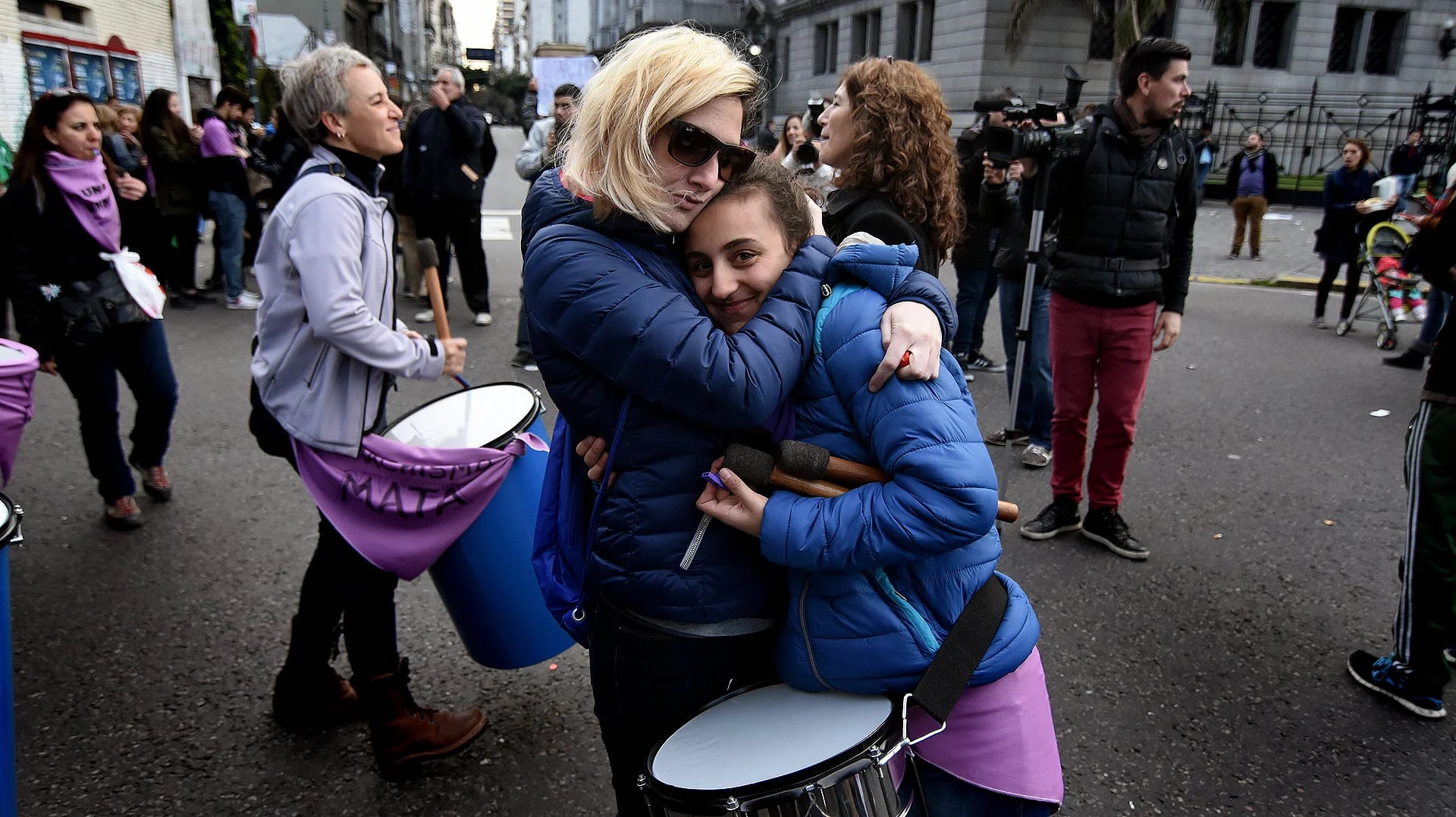 Los abrazos y gestos emotivos entre los familiares de víctimas y distintos manifestantes fue una constante durante el encuentro (Nicolás Stulberg)