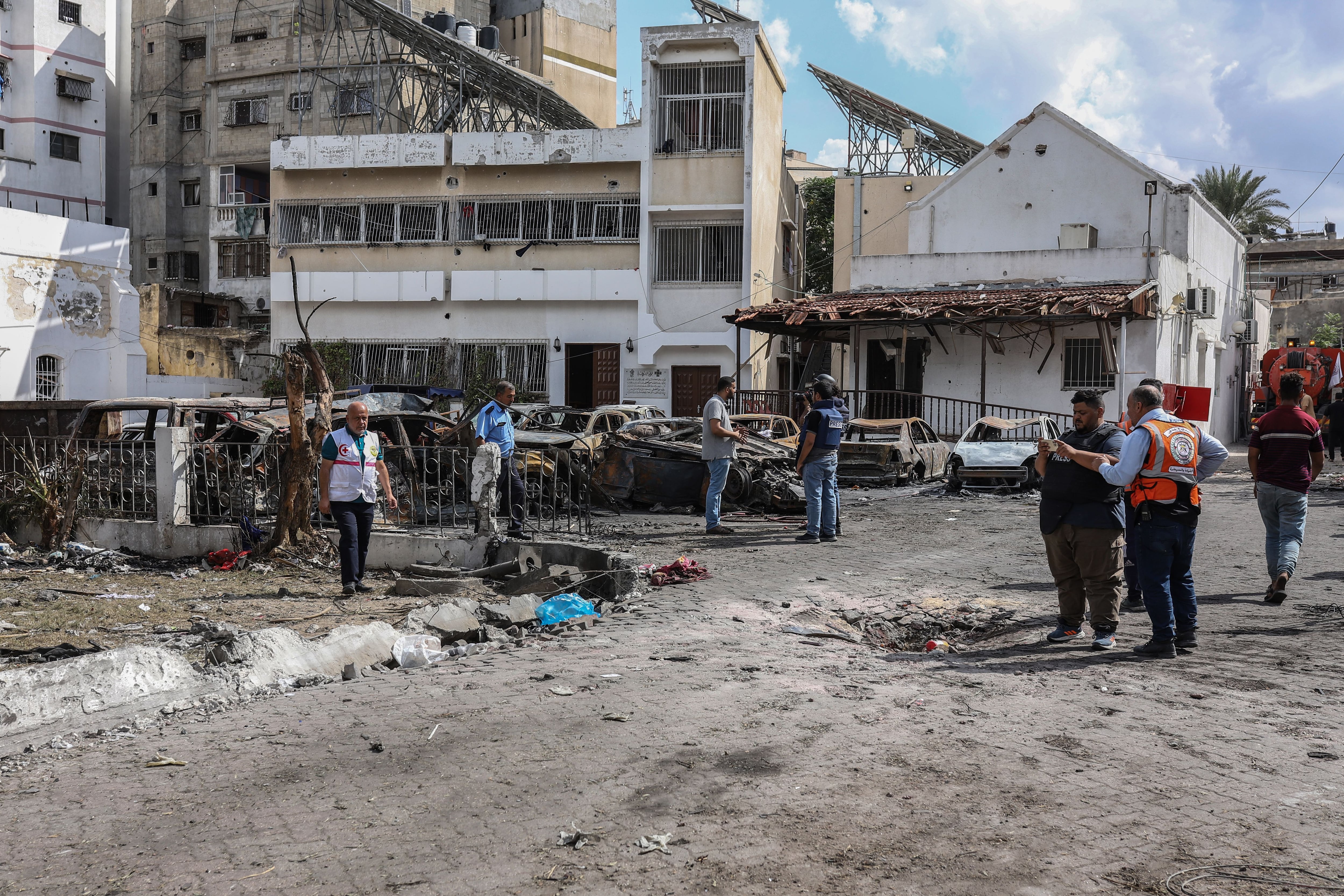 Un cohete de la Yihad Islámica cayó en el estacionamiento del hospital  Ahli Arab en Gaza y dejó algunas decenas de muertos. Hamas logró instalar su versión de que había sido un ataque israelí y que había dejado más de 500 muertos.  (Mohammad Abu Elsebah/dpa)