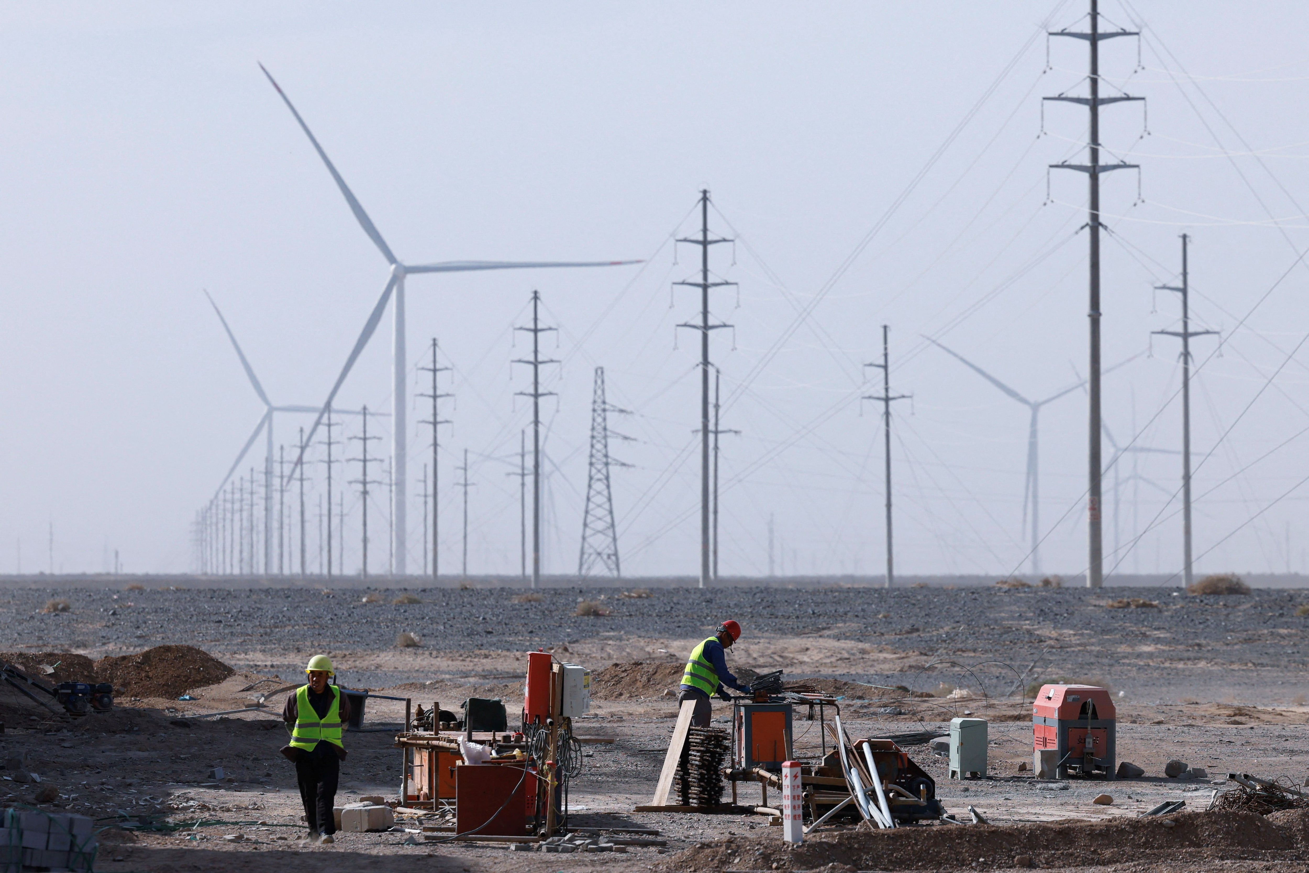 Obreros trabajan en las obras de un parque eólico de Taiyuan New Energy Co en Jiuquan, provincia de Gansu (REUTERS/Tingshu Wang)