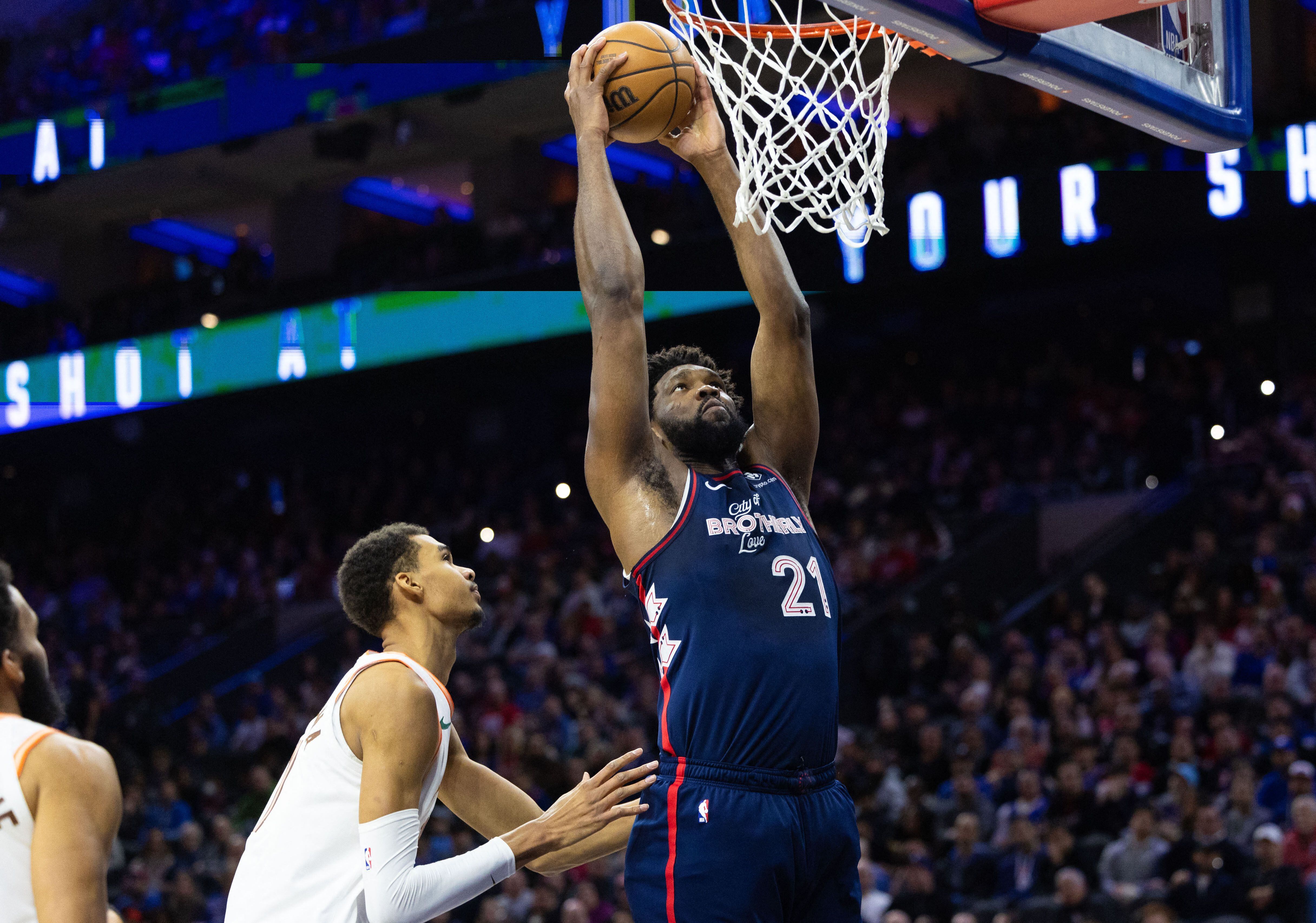 Joel Embiid machaca el aro (Bill Streicher-USA TODAY Sports)