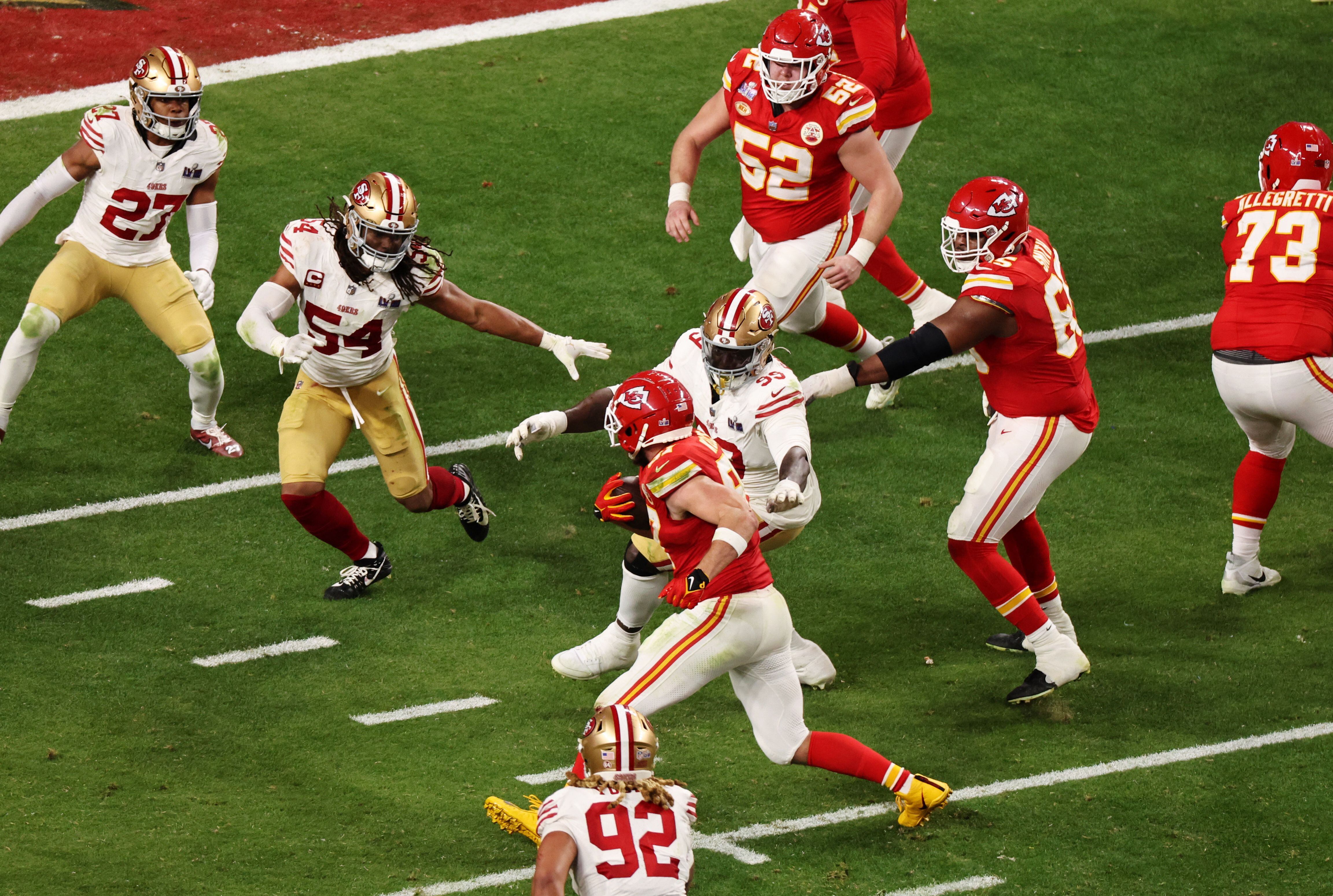 Travis Kelce, de los Kansas City Chiefs, en acción con Javon Kinlaw, de los San Francisco 49ers (REUTERS/Mike Blake)