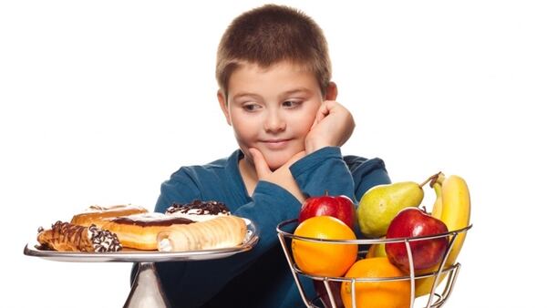 Comer sano o no, es parte de la educaciÃ³n que un chico debe recibir (iStock)