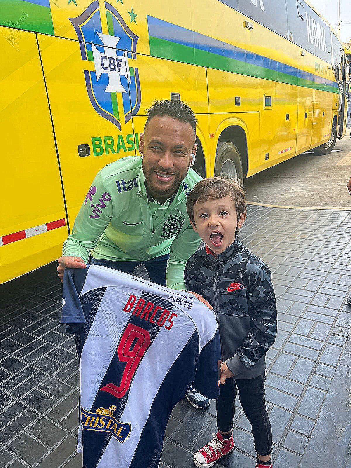 El hijo mayor de Hernán retratado al lado de Neymar con la camiseta de Alianza Lima.