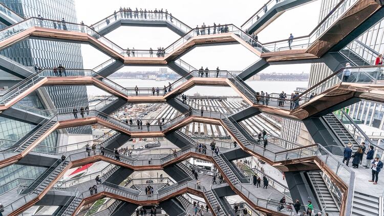 La estructura se eleva más de 45 metros del suelo y está formada por 154 tramos de escaleras que conectan 80 rellanos (Shutterstock)