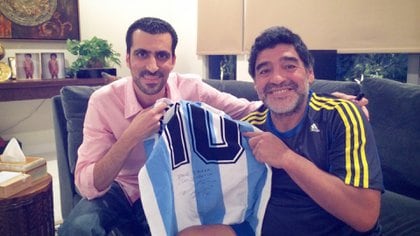 Las Historias Del Traductor De Maradona En Dubai El Dia Que Se Durmio En Una Conferencia Dardos A Pele Y El Encuentro Con Un Ingles Que Lo Sufrio En El 86 Infobae