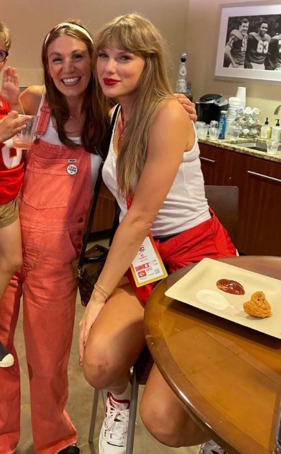 La cantante de "Enchanted" comió pollo frito con ketchup y salsa Ranch (@tswifterastour)