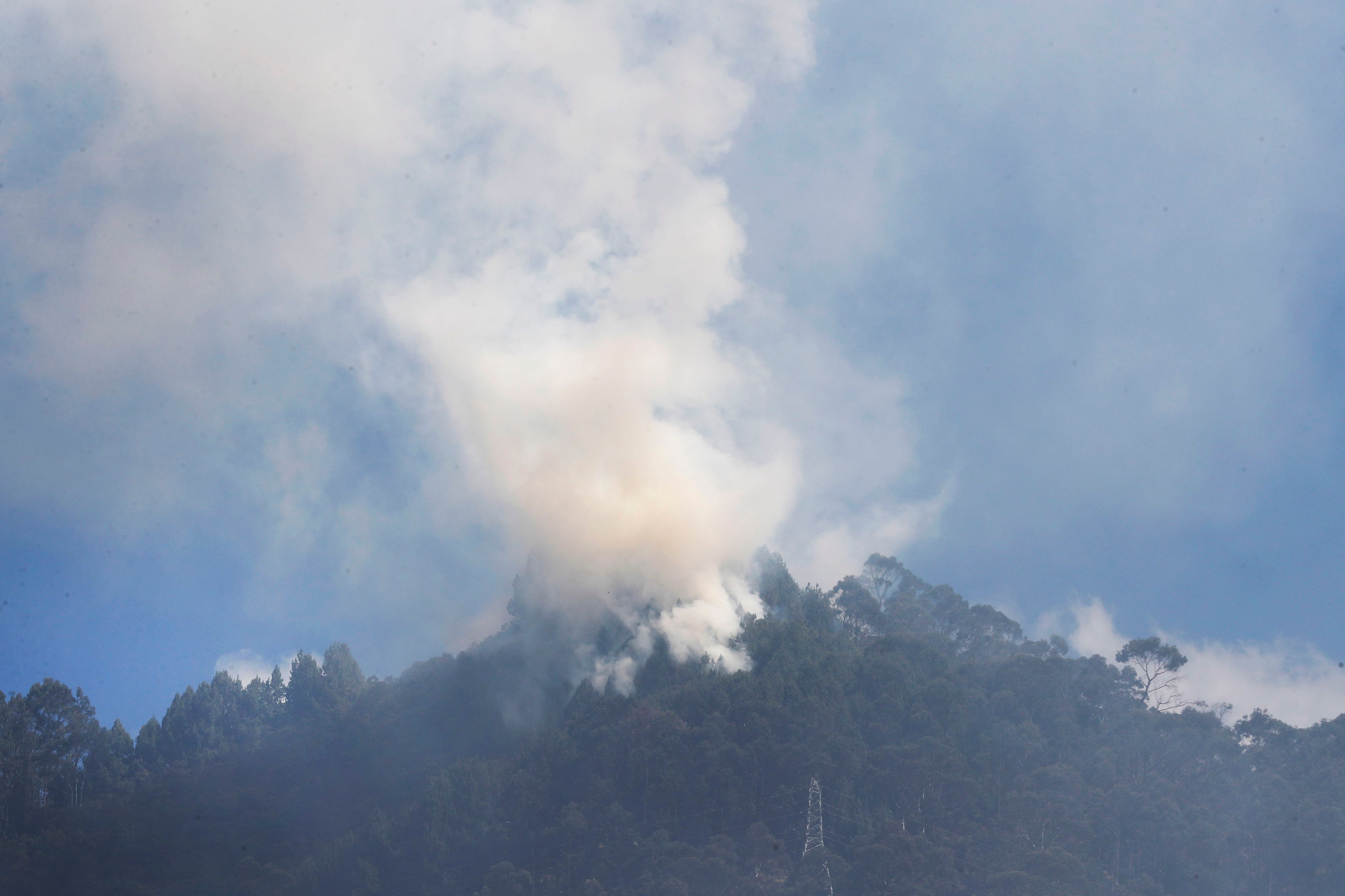 Fotografía de una columna de humo sobre los cerros orientales de Bogotá - crédito Carlos Ortega/EFE 