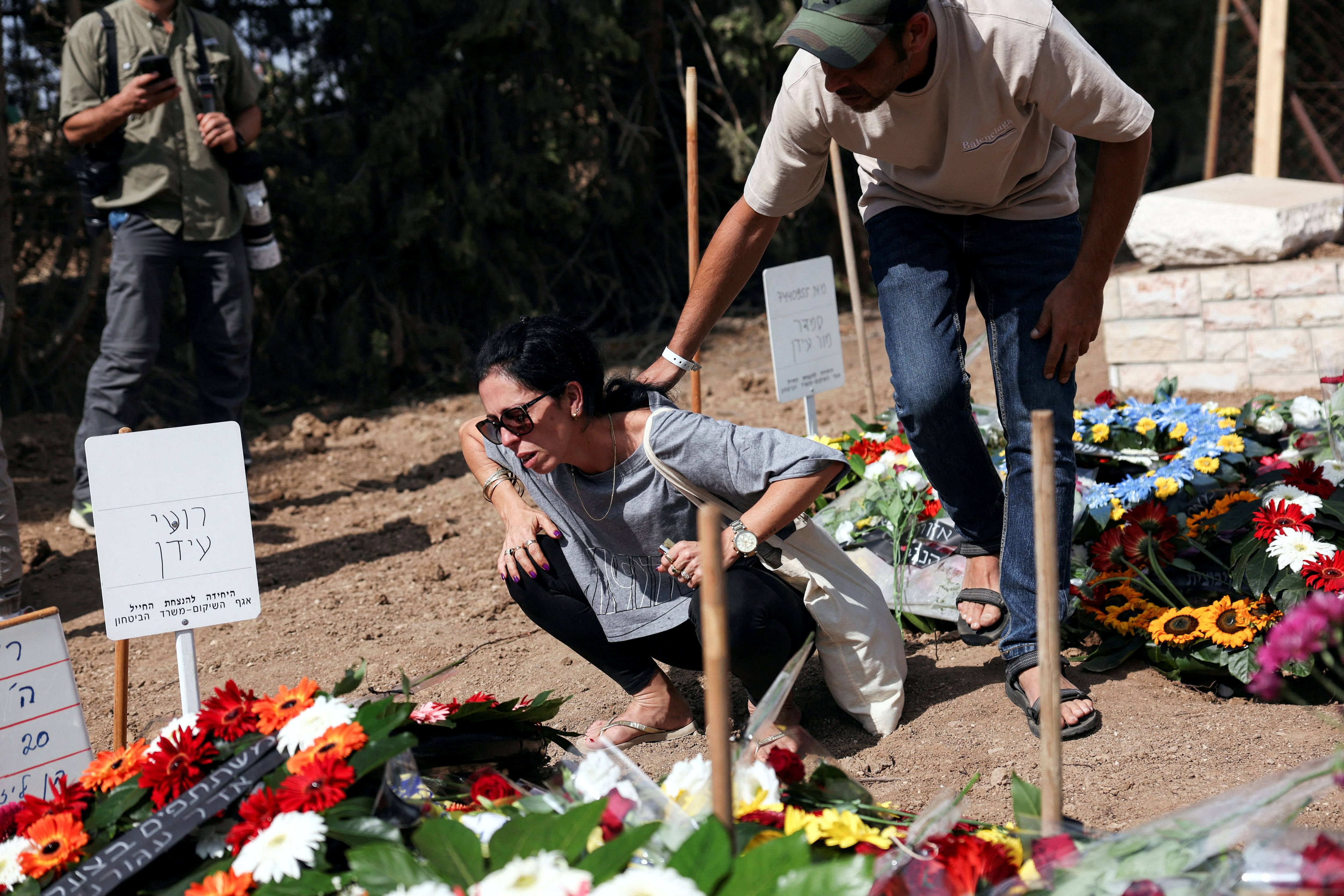 Amigos y familiares lloran a Smadar Edan y Roy Edan, que murieron tras la mortal infiltración de terroristas armados de Hamas desde la Franja de Gaza en Kfar Harif, Israel, 20 de octubre de 2023. REUTERS/Violeta Santos Moura