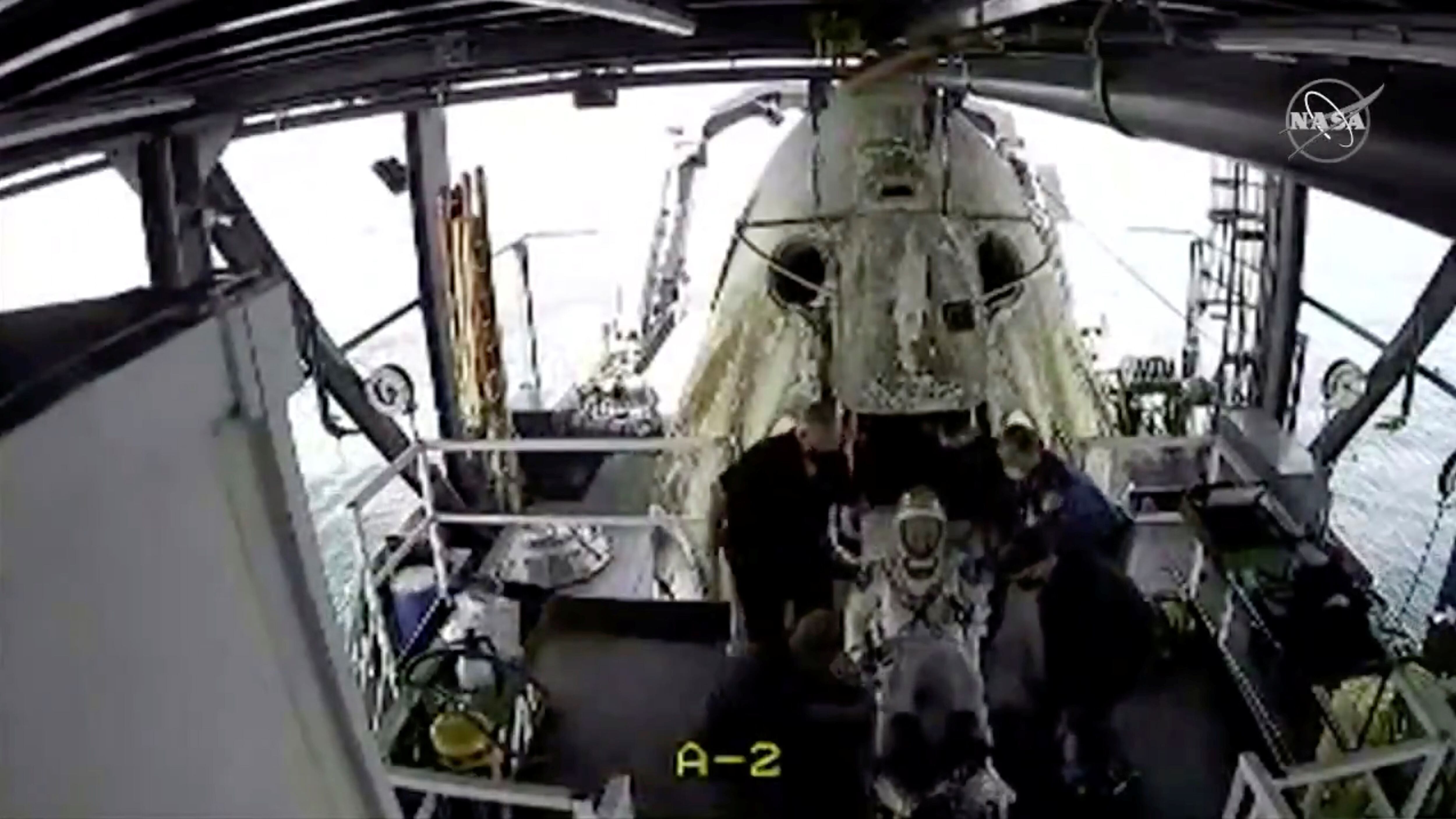 El momento en que uno de los astronautas sale de la cápsula (NASA/Handout via REUTERS)