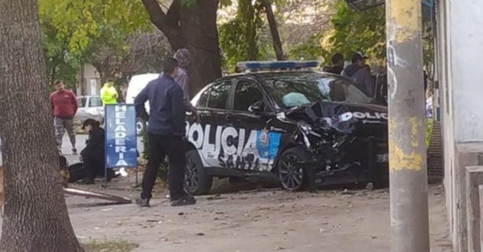 Rosario: un patrullero chocó contra un utilitario y se incrustó en el portón de una casa