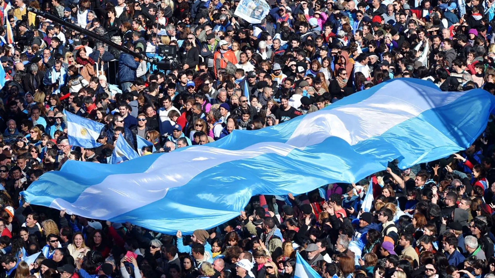 Las banderas argentinas se multiplican y el celeste y blanco domina la escena en Sarandí