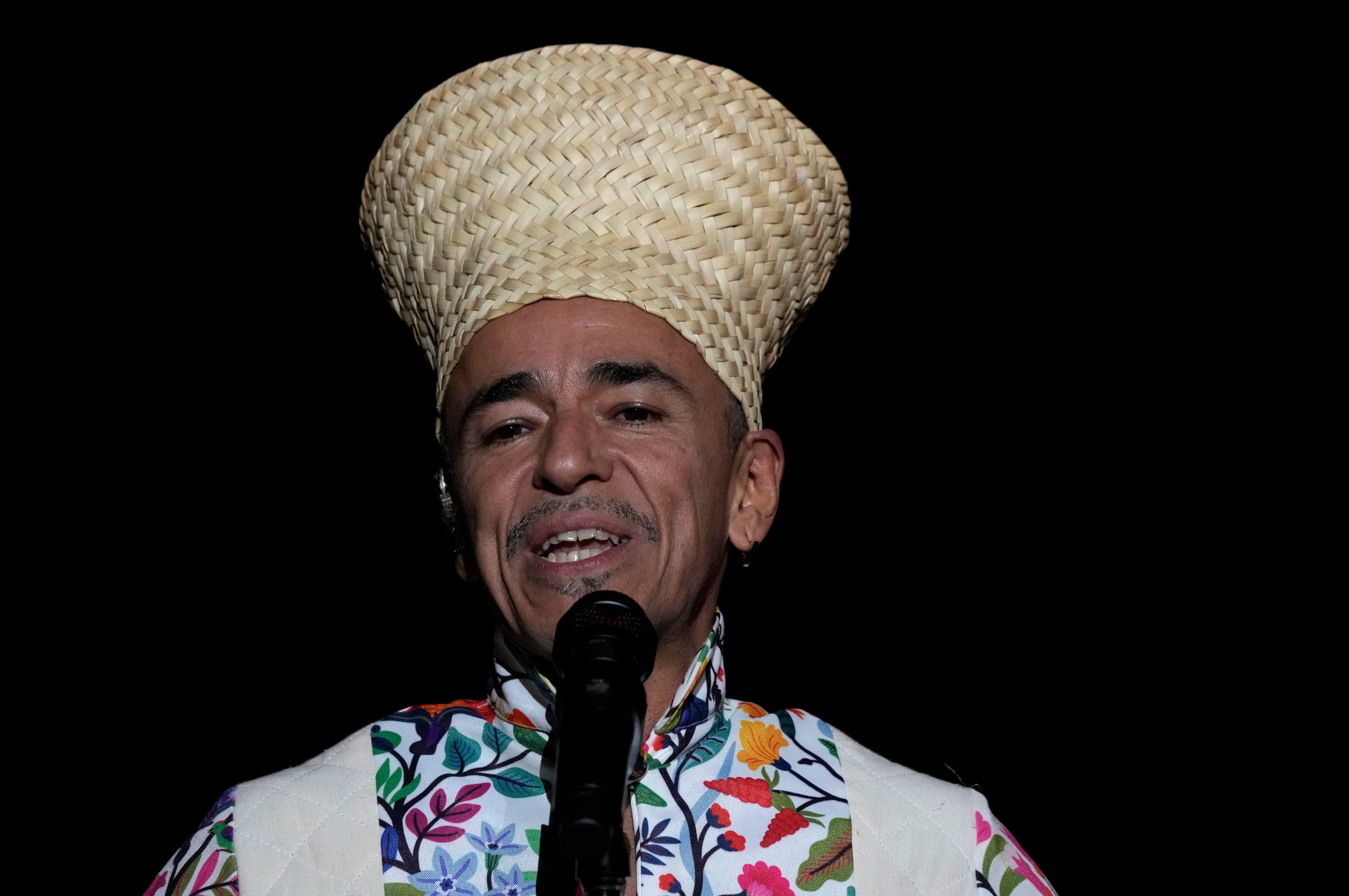 Rubén Albarrán, vocalista de Café Tacvba, durante su presentación en el festival Vive Latino en la Ciudad de México el sábado 18 de marzo de 2023. (Foto AP/Fernando Llano)