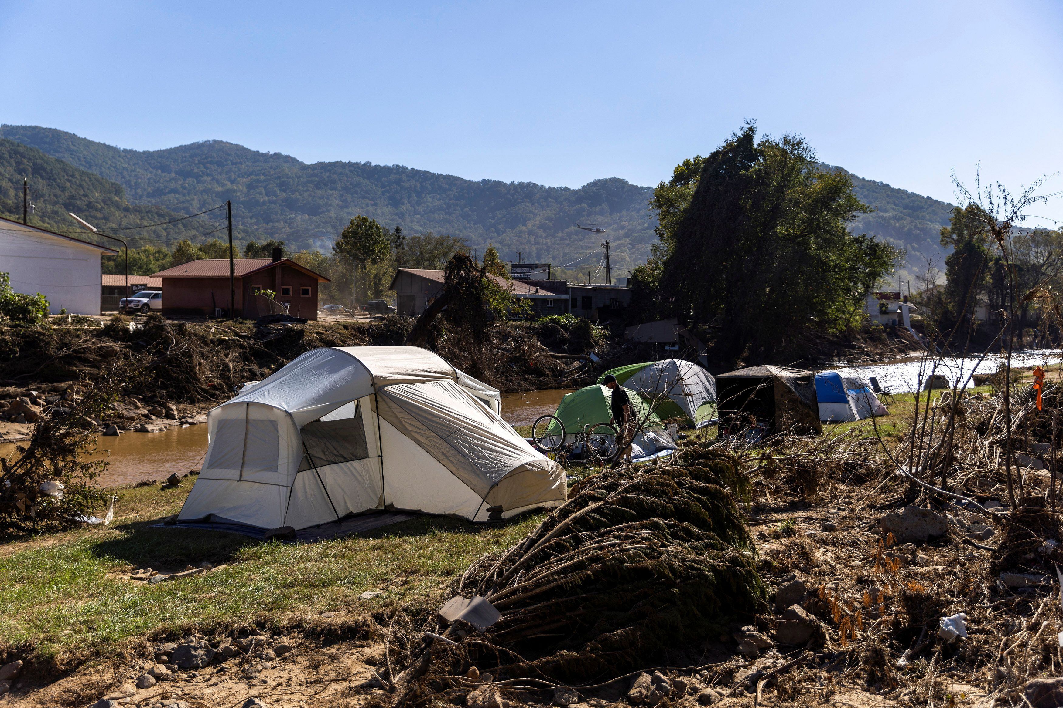 Vecinos de Carolina del Norte aún viven en condiciones precarias luego del paso del huracán Helene. (REUTERS/Eduardo Munoz)