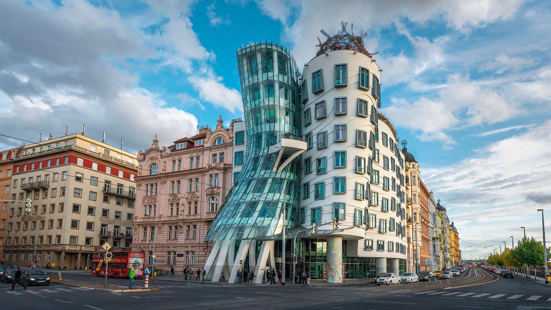 La Casa Danzante, otro desafío de la arquitectura que está en Praga y se construyó sobre los rastros de un edificio que fue bombardeado en 1945 en plena Segunda Mundial. Tardaron años y sobre fin del siglo XX se concretó este edificio que no deja de sorprender (Foto: Grosbygroup)