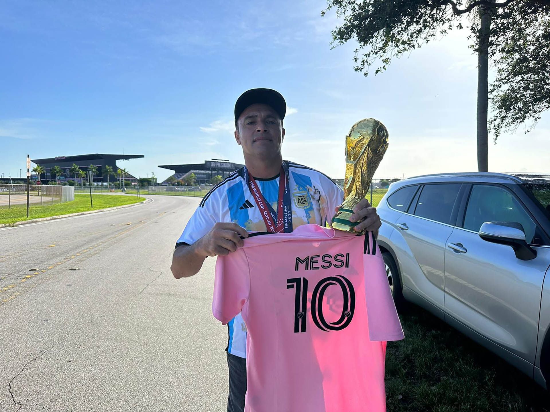 Fanáticos en las cercanías del estadio - Presentación de Messi en Inter Miami