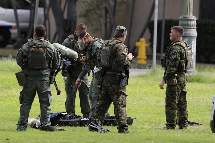 Un cuerpo especial de la Policía de Honolulu se hizo presente en la escena del crimen (AP)