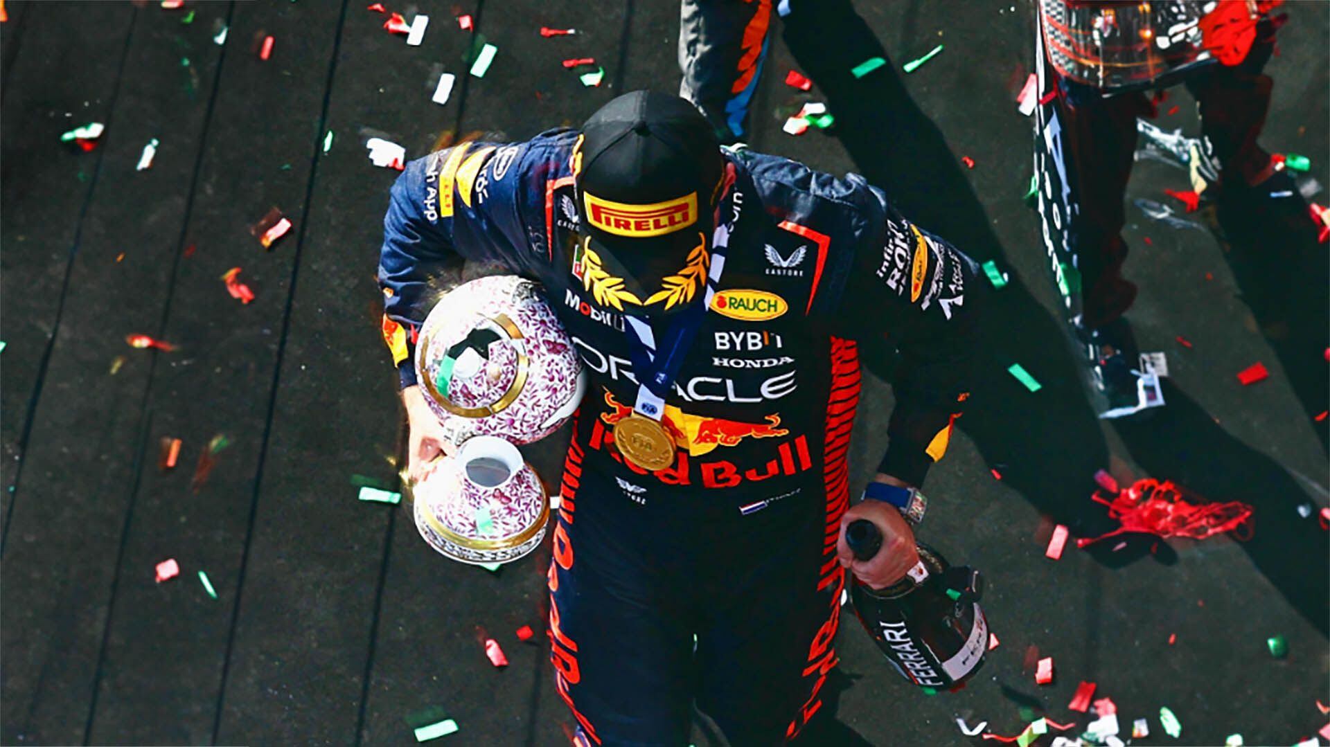 Verstappen con el trofeo roto (@RosbergOpressao)