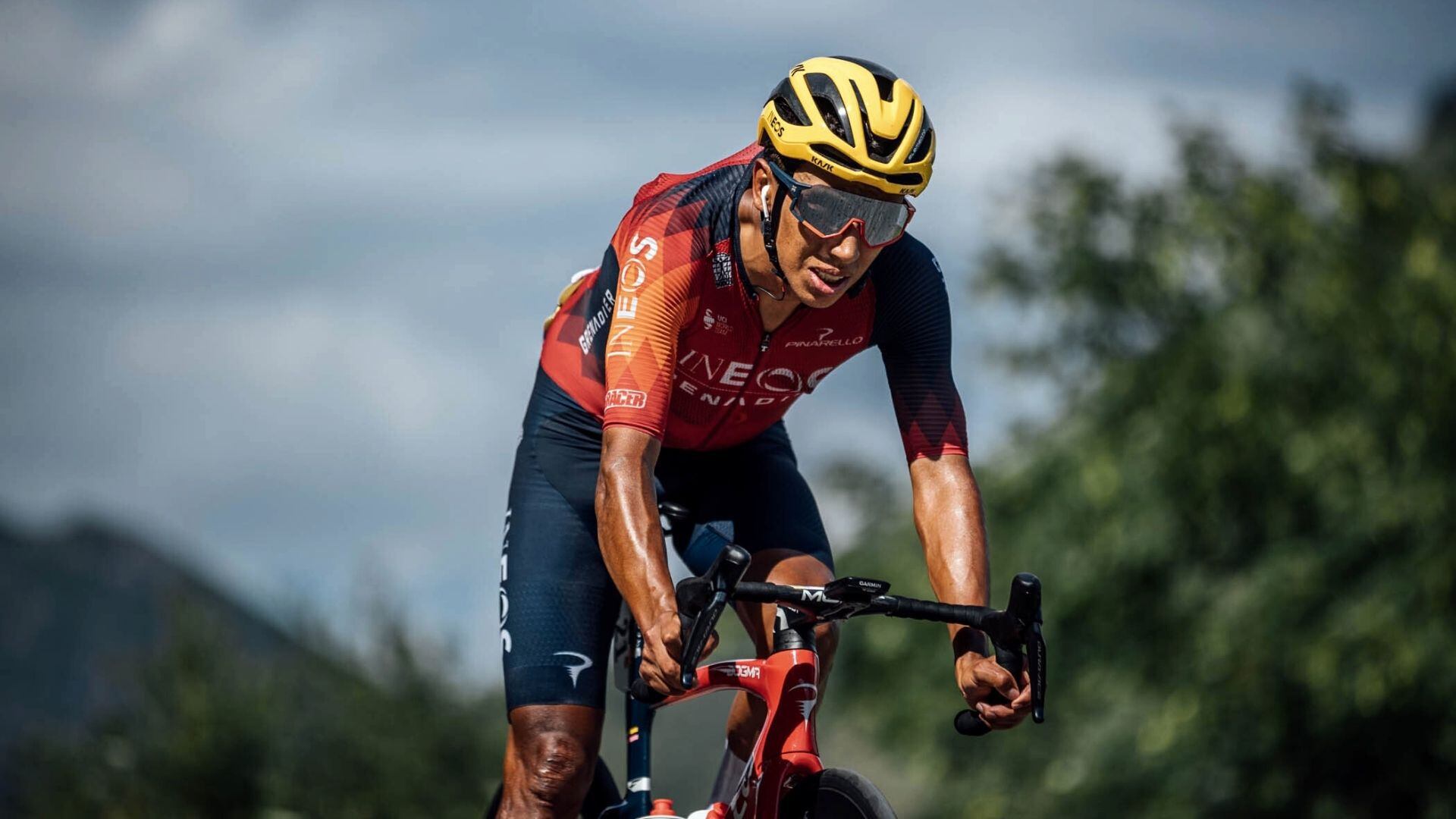 El corredor colombiano sufrió una caída en la etapa 15 del Tour de Francia. Foto: @INEOSGrenadiers
