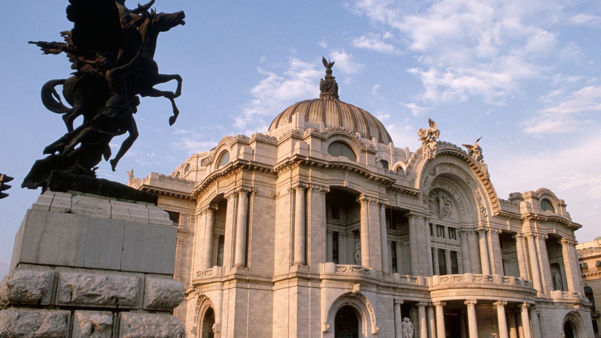 El Palacio de Bellas Artes ofrece diferentes eventos culturales todos los días y es posible conocer cada uno a través de su cartelera. (Getty)