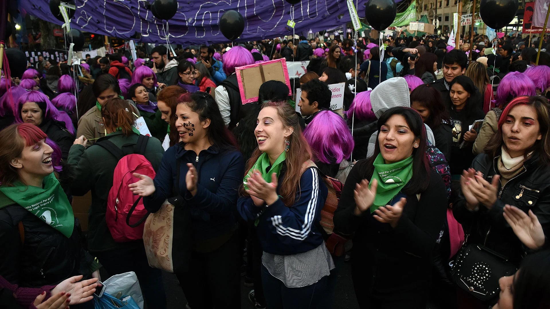 Las jóvenes aplauden mientras entonan cánticos durante la marcha (Nicolás Stulberg)